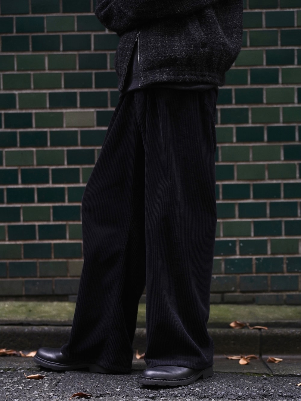 ブラック系のブルゾン、ブラック系のTシャツ/カットソー、ブラック系のその他パンツを着用したメンズの秋コーディネートの4枚目の写真