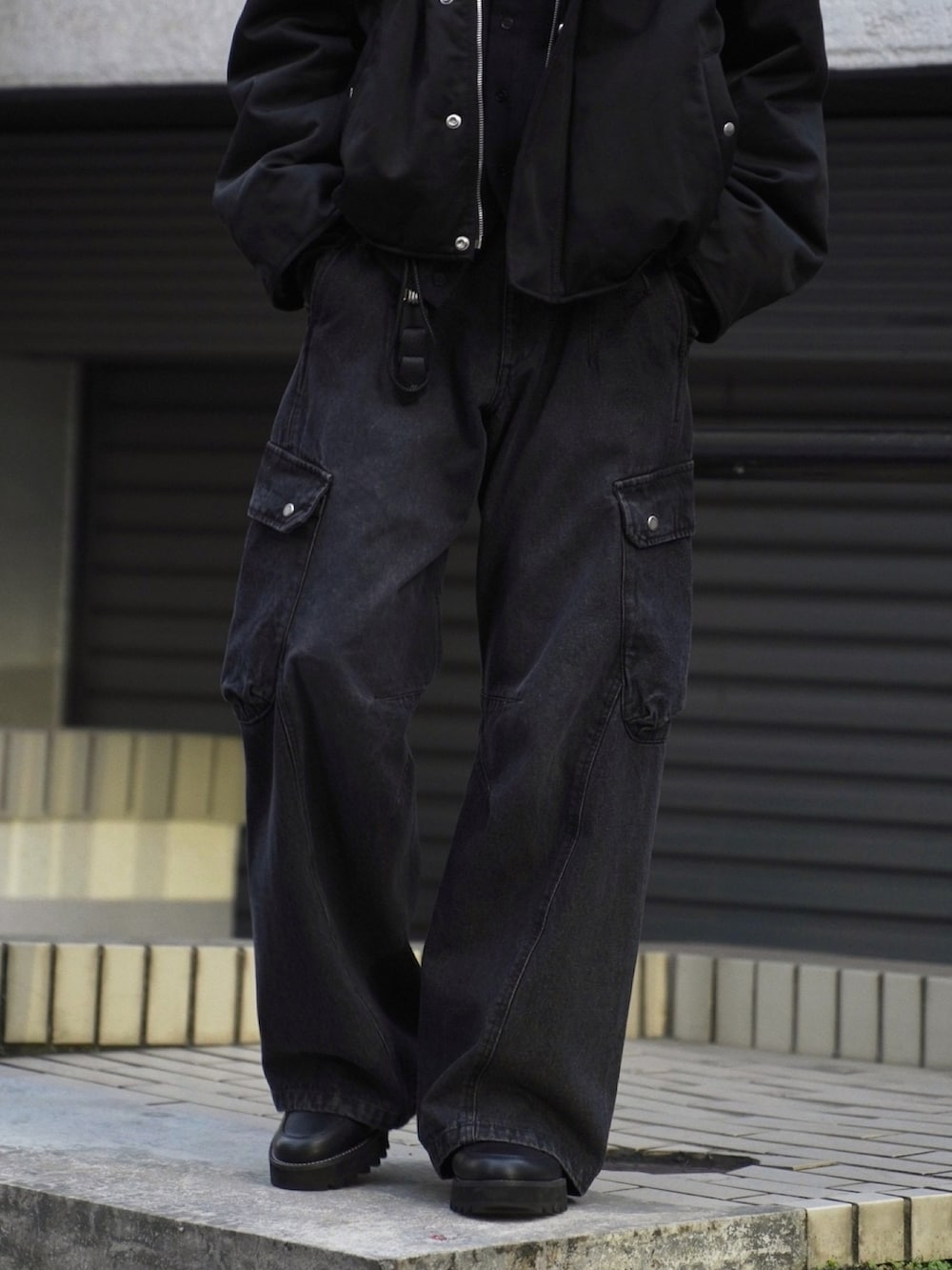 「プチプラ、プチプラコーデ、デートコーデ、女子ウケ、お出かけコーデ、休日スタイル、デニムカーゴパンツ、ボア、トレンド、革靴、厚底シューズ、シルバーアクセサリー、真冬のあったかスタイル、モノトーン、メンズコーデ」|「Our Legacyのアイテム(ジャケット/アウター、ブラック系)」を使った、げんじさん(メンズ・175cm)の冬コーディネートの3枚目の写真