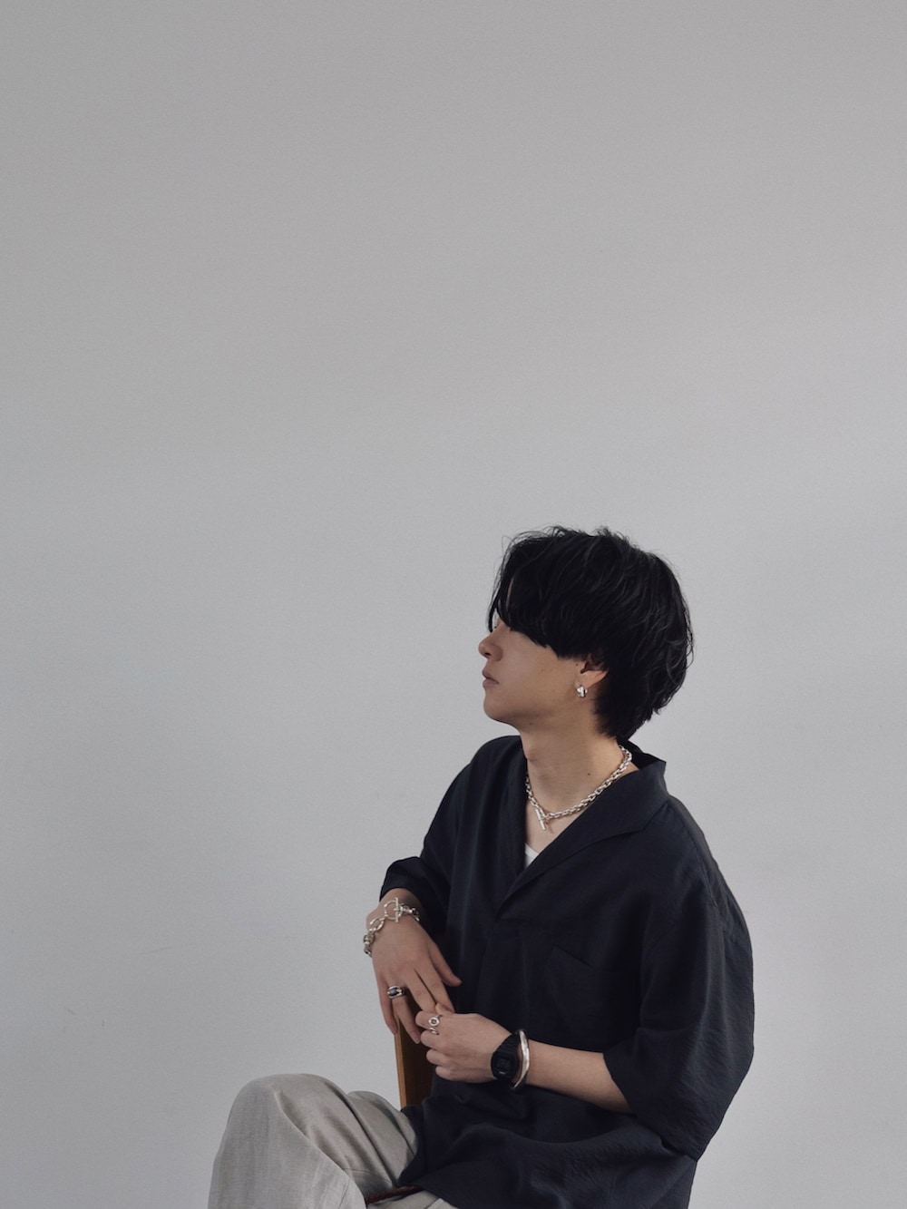 ブラック系のシャツ/ブラウス、ホワイト系のタンクトップ、グレー系のカーゴパンツを着用したメンズの春コーディネートの4枚目の写真