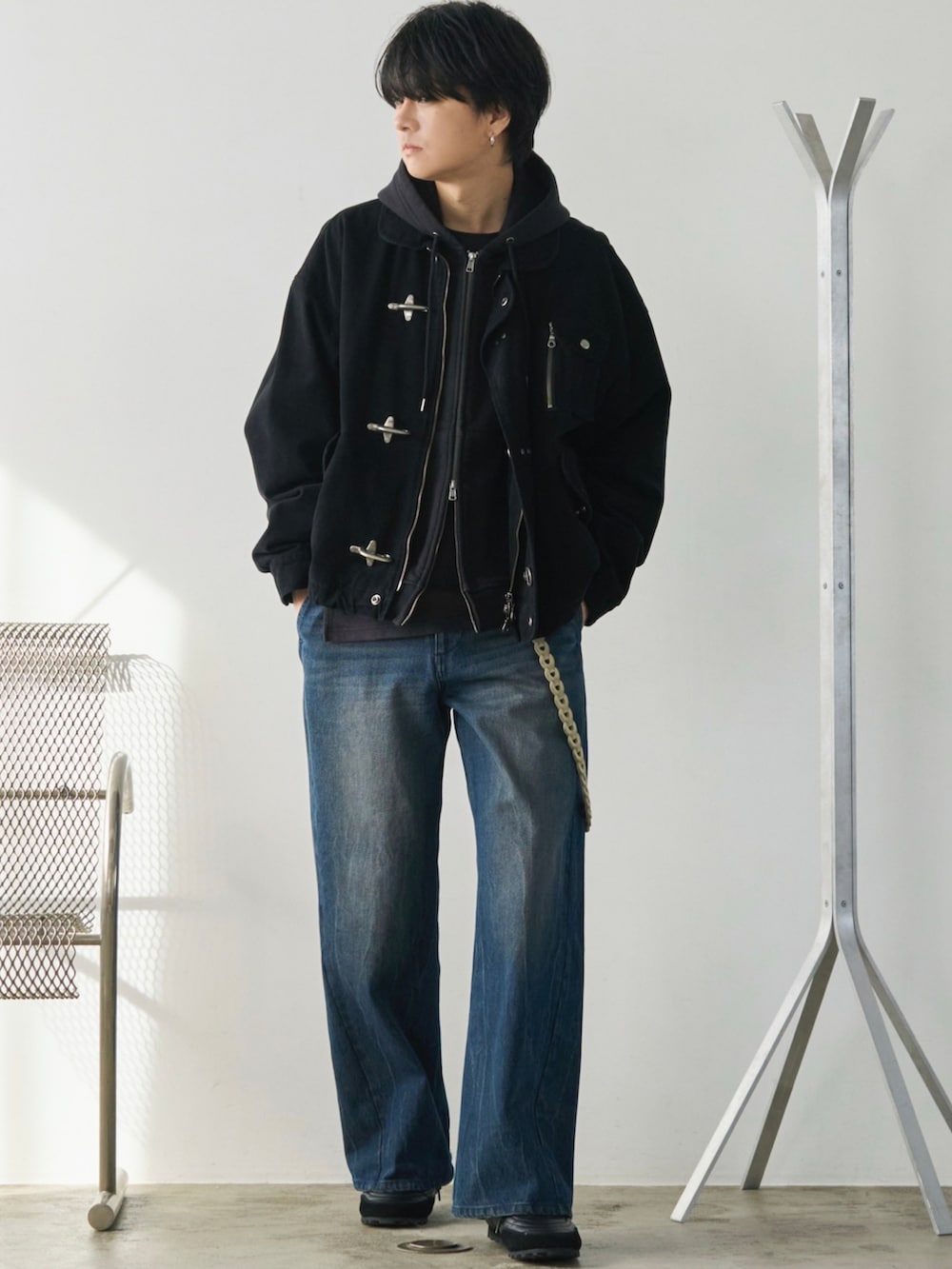 グレー系のTシャツ/カットソー、ブラック系のシューズ、ブラック系のパーカーを着用したメンズの冬コーディネートの3枚目の写真