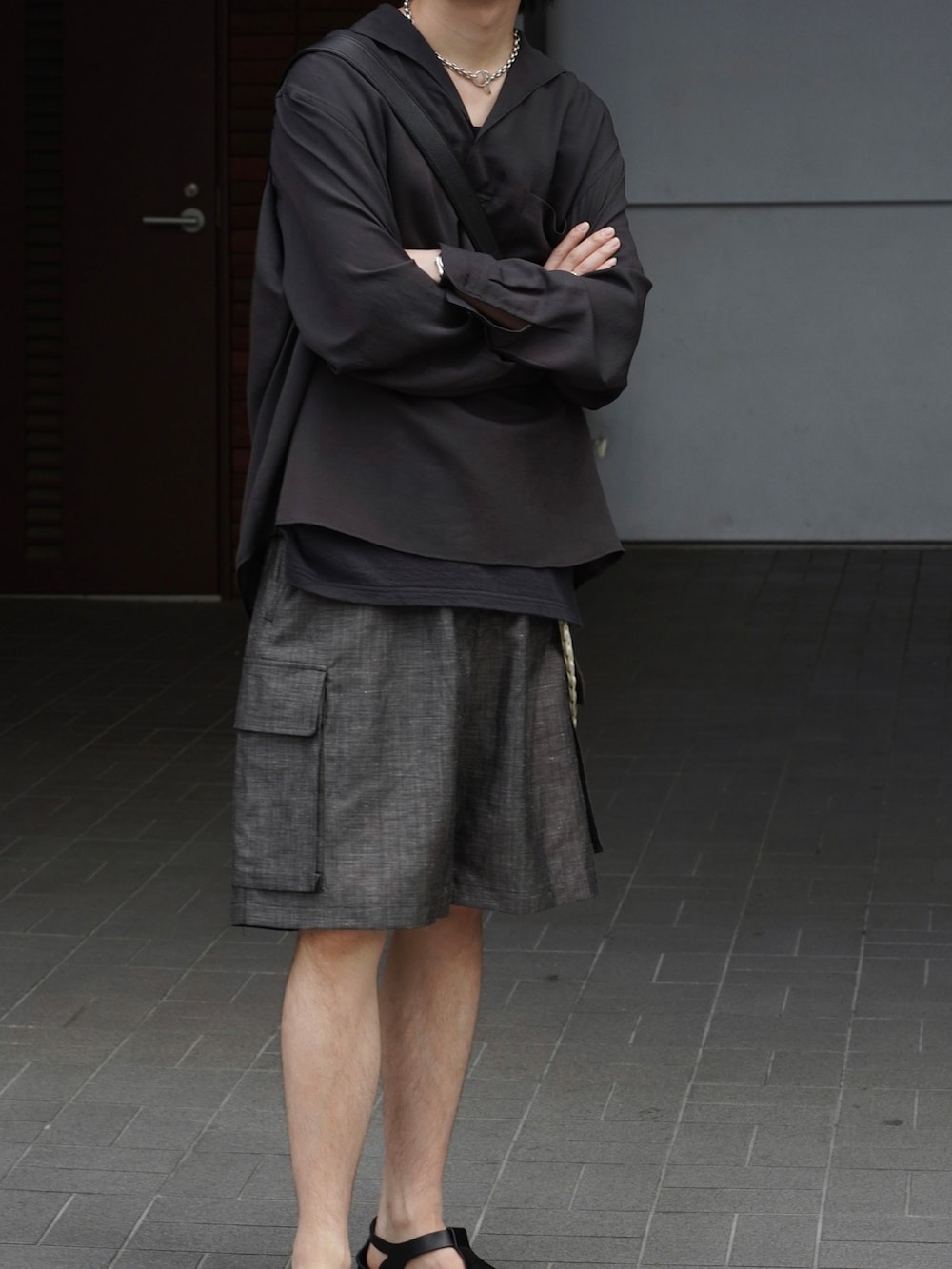 ブラック系のシャツ/ブラウス、ブラック系のタンクトップ、ブラウン系のカーゴパンツを着用したメンズの春コーディネートの3枚目の写真