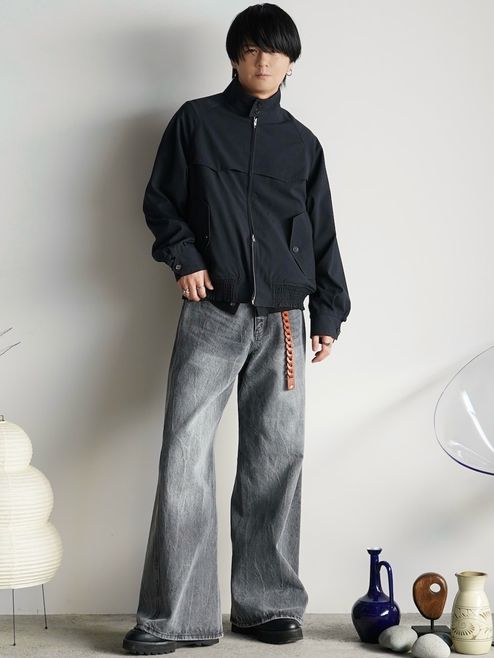 グレー系のシャツ/ブラウス、グレー系のブルゾン、グレー系のデニムパンツを着用したメンズの夏コーディネートの2枚目の写真