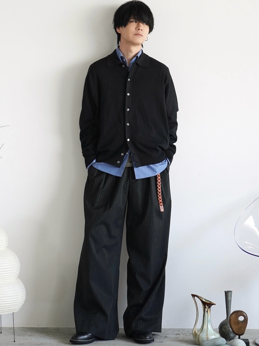 グレー系のシャツ/ブラウス、ブルー系のシャツ/ブラウス、グレー系のスラックスを着用したメンズの秋コーディネートの4枚目の写真