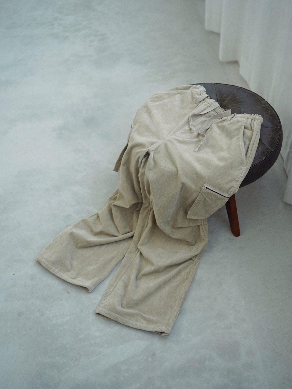 ブラック系のテーラードジャケット、グレー系のシャツ/ブラウス、ベージュ系のカーゴパンツを着用したメンズの夏コーディネートの4枚目の写真