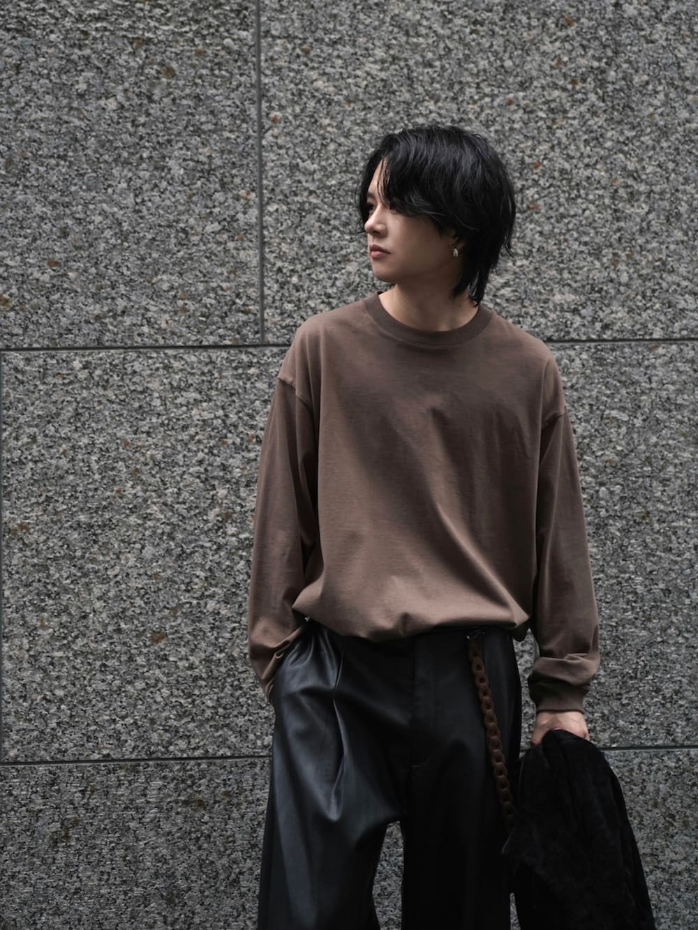 ブラウン系のTシャツ/カットソー、ブラック系のその他パンツ、ブラック系のドレスシューズを着用したメンズの秋コーディネートの3枚目の写真