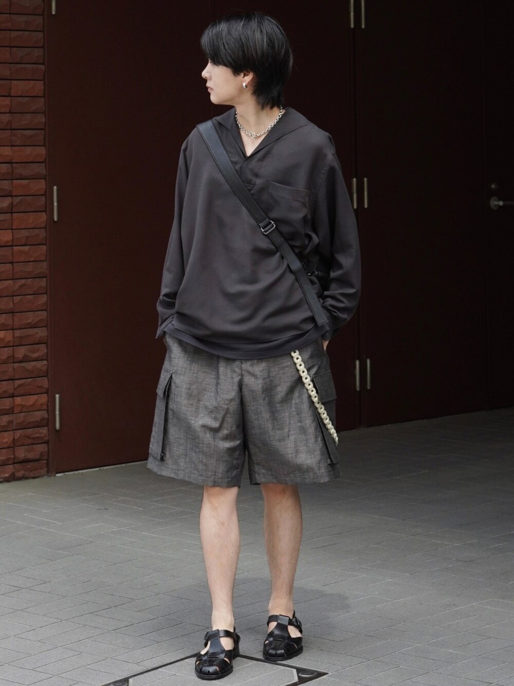 ブラック系のシャツ/ブラウス、ブラック系のタンクトップ、ブラウン系のカーゴパンツを着用したメンズの春コーディネートの2枚目の写真