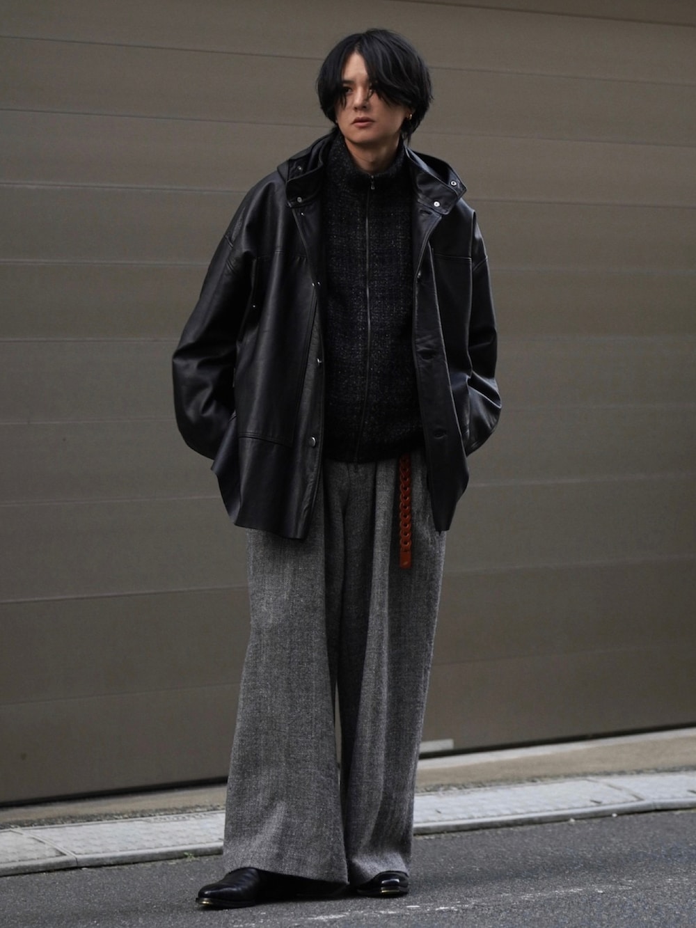 ブラック系のジャケット/アウター、ブラック系のブルゾン、グレー系のその他パンツを着用したメンズの秋コーディネートの3枚目の写真