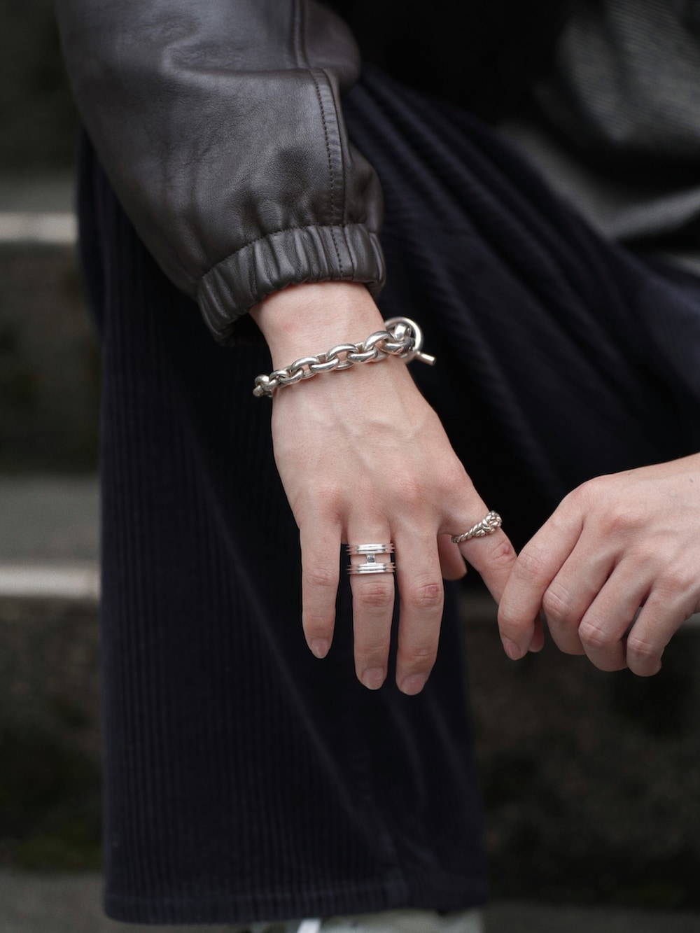 ブラウン系のライダースジャケット、イエロー系のTシャツ/カットソー、ブラック系のその他パンツを着用したメンズの秋コーディネートの4枚目の写真