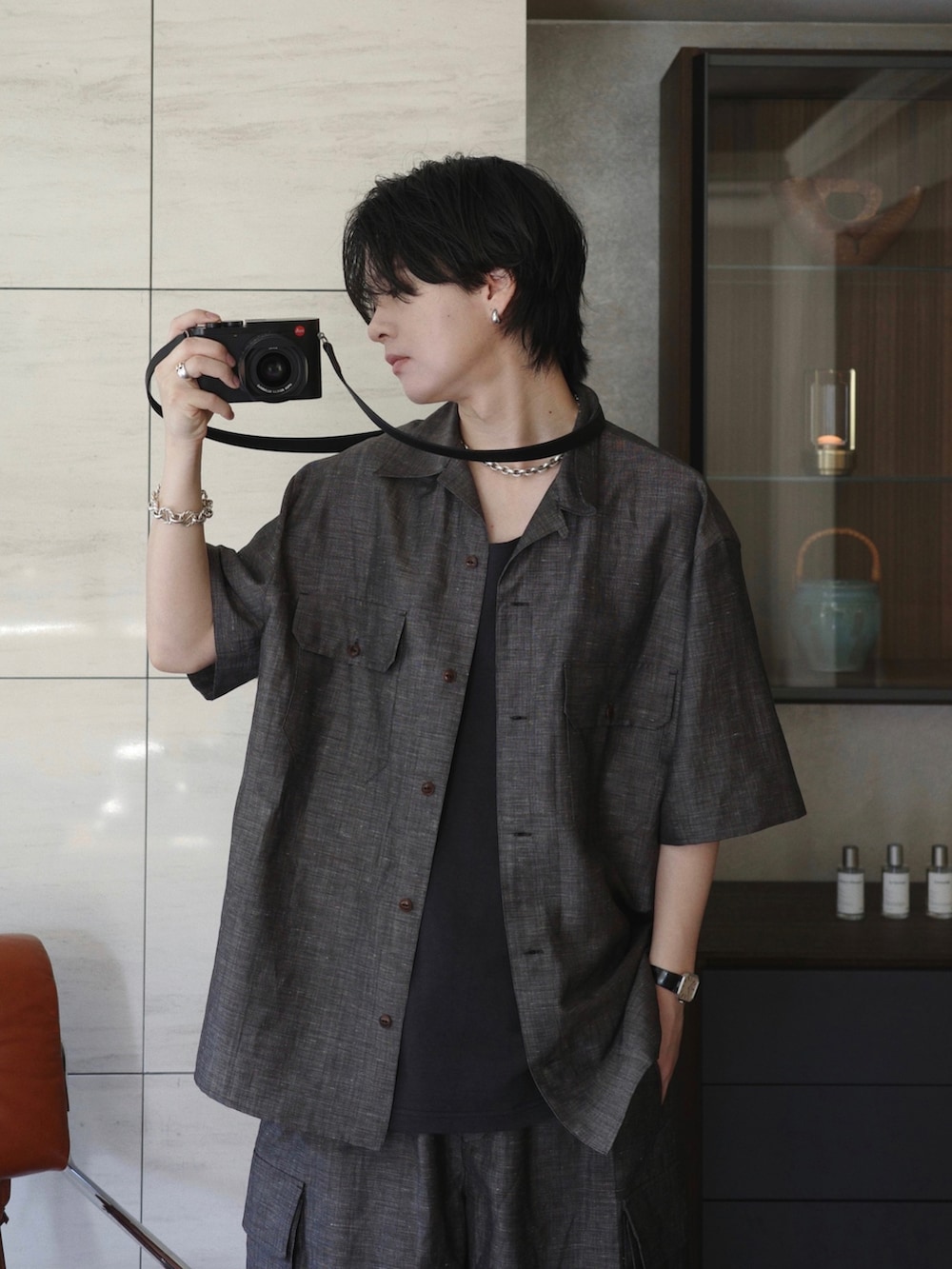 ブラウン系のシャツ/ブラウス、ブラック系のタンクトップ、ブラウン系のカーゴパンツを着用したメンズの春コーディネートの4枚目の写真