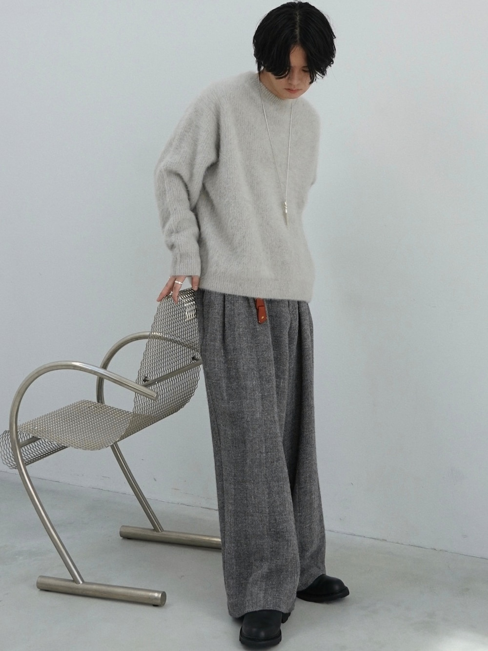 ブラック系のMA-1、グレー系のニット/セーター、グレー系のその他パンツを着用したメンズの秋コーディネートの3枚目の写真