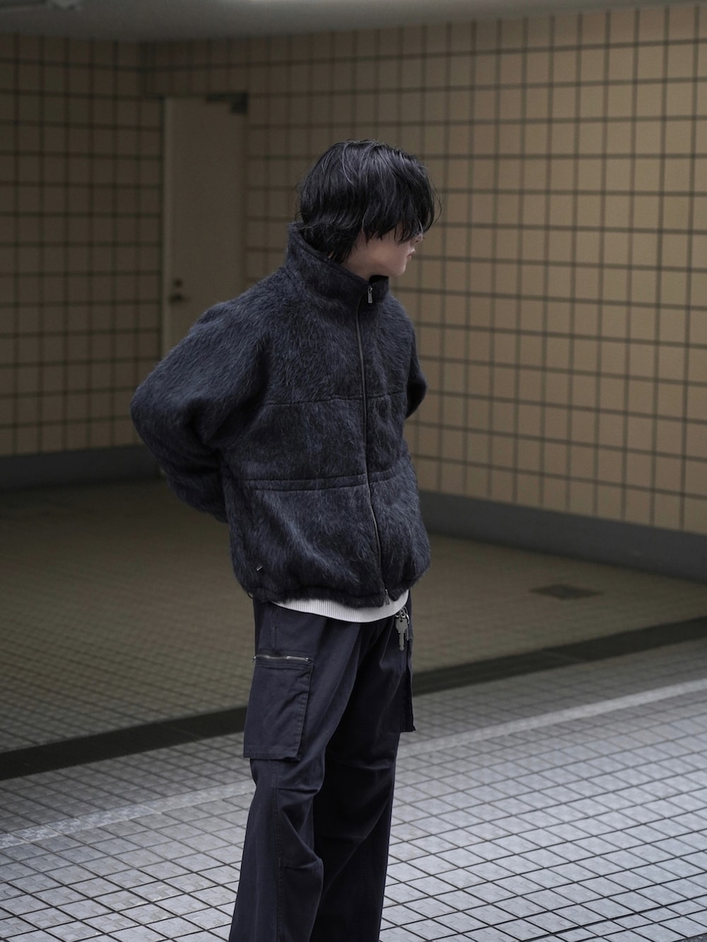 ホワイト系のニット/セーター、ブラック系のカーゴパンツ、グレー系のブルゾンを着用したメンズの秋コーディネートの2枚目の写真