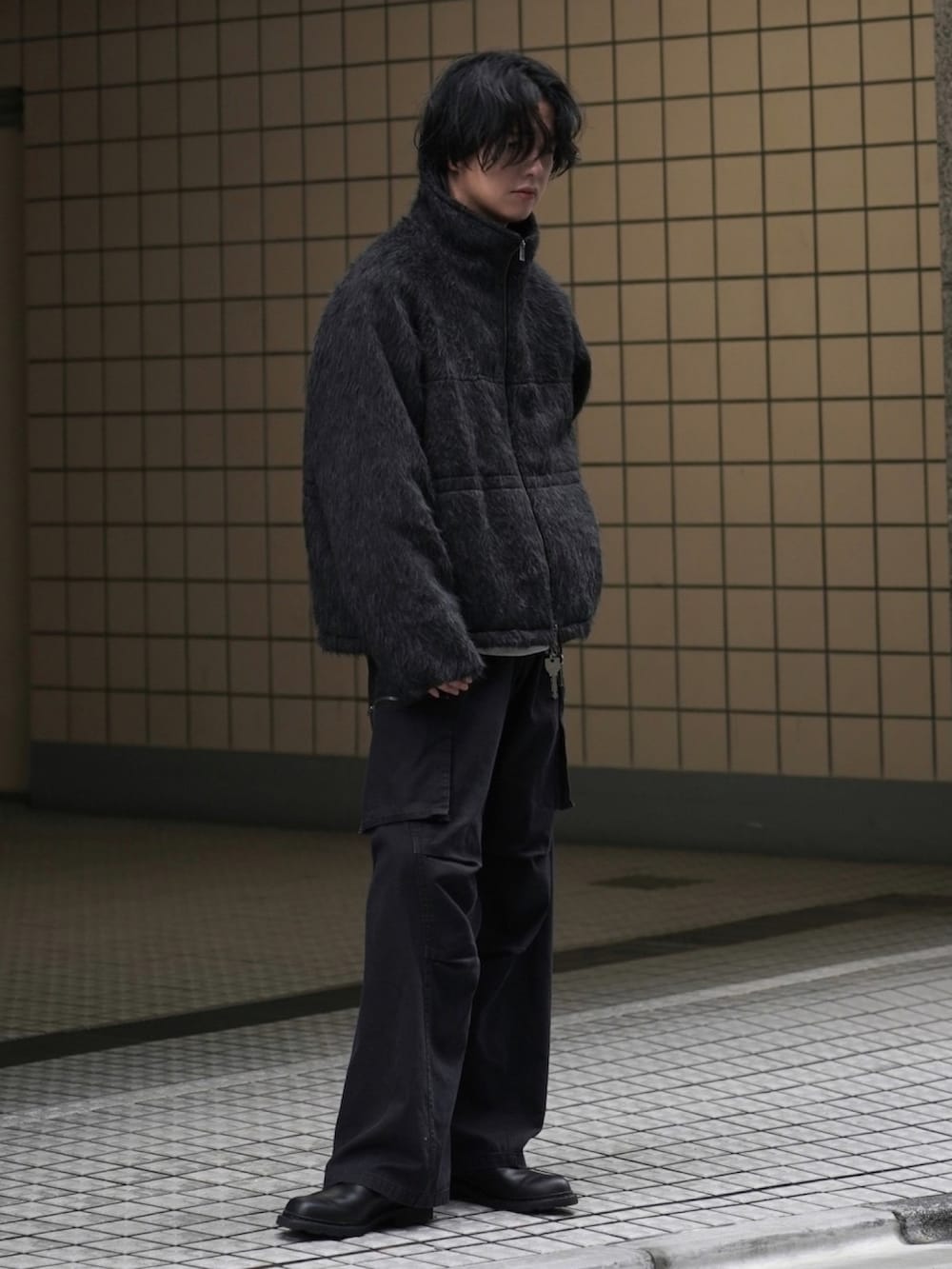 ホワイト系のニット/セーター、ブラック系のカーゴパンツ、グレー系のブルゾンを着用したメンズの秋コーディネートの3枚目の写真