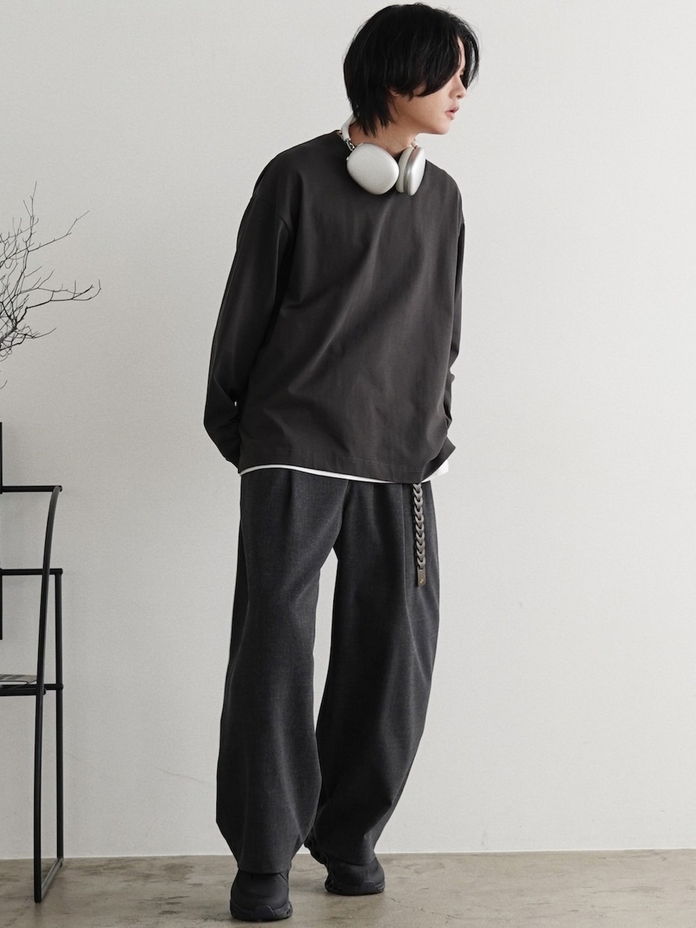 グレー系のTシャツ/カットソー、ホワイト系のタンクトップ、グレー系のスラックスを着用したメンズの夏コーディネートの2枚目の写真