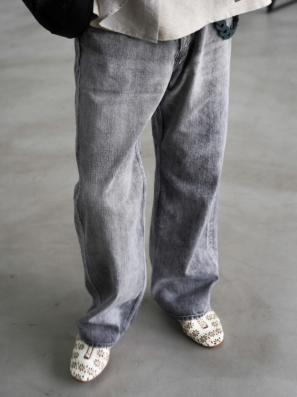 ホワイト系のタンクトップ、ホワイト系のシャツ/ブラウス、グレー系のデニムパンツを着用したメンズの春コーディネートの4枚目の写真