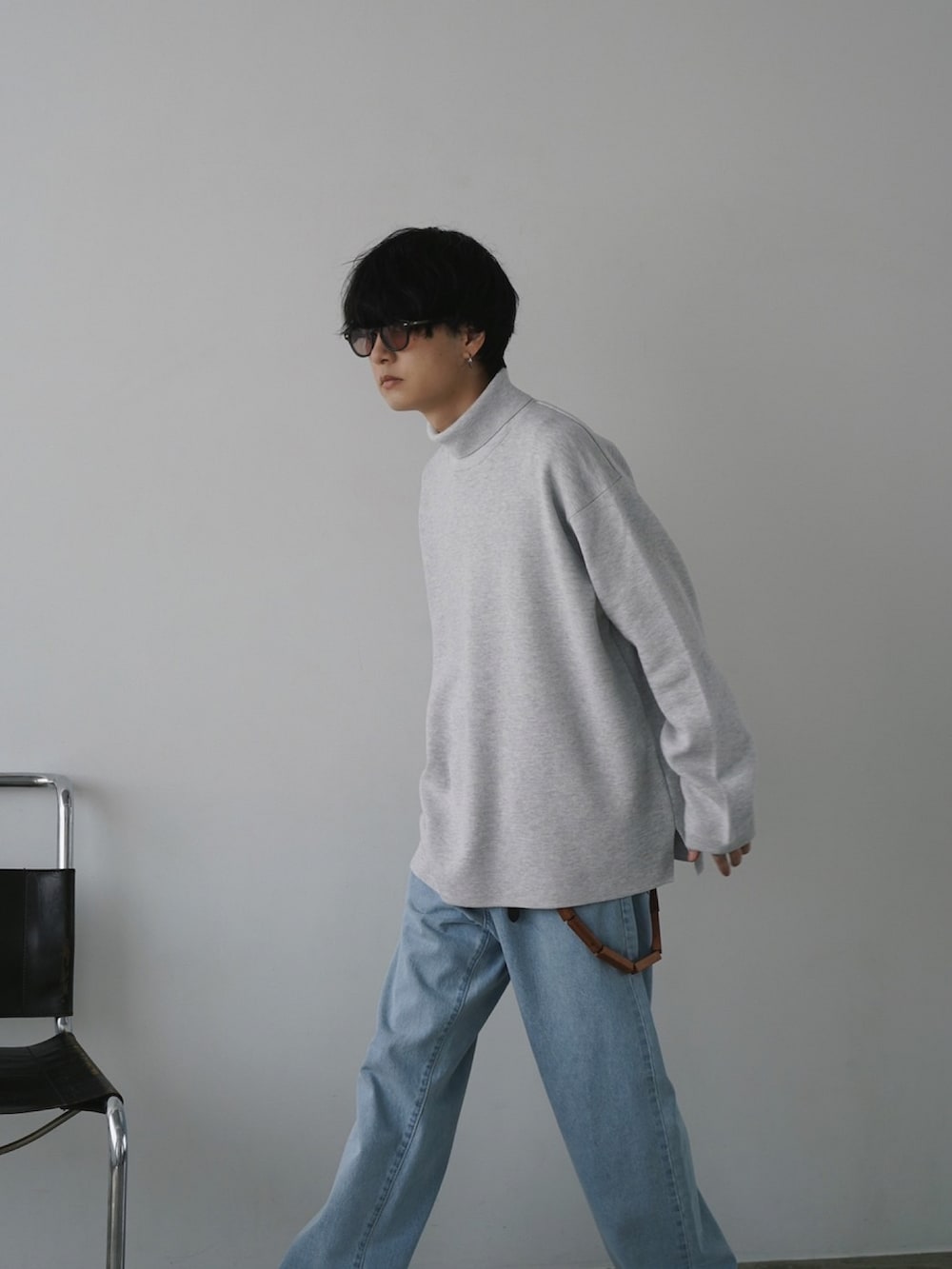 「秋服まるっと大公開、秋コーデ、タートルネック、デニム、デニムパンツ、カジュアル、プチプラ、プチプラコーデ、オーバーサイズ、ビッグシルエット、シルバーアクセサリー、大人カジュアル、お出かけコーデ、休日スタイル、秋冬コーデ」|「WYM LIDNMの【WYM LIDNM】MILANO RIB HEAVY WEIGHT TURTLE(ニット/セーター、グレー系)」を使った、げんじさん(メンズ・175cm)の秋コーディネートの2枚目の写真
