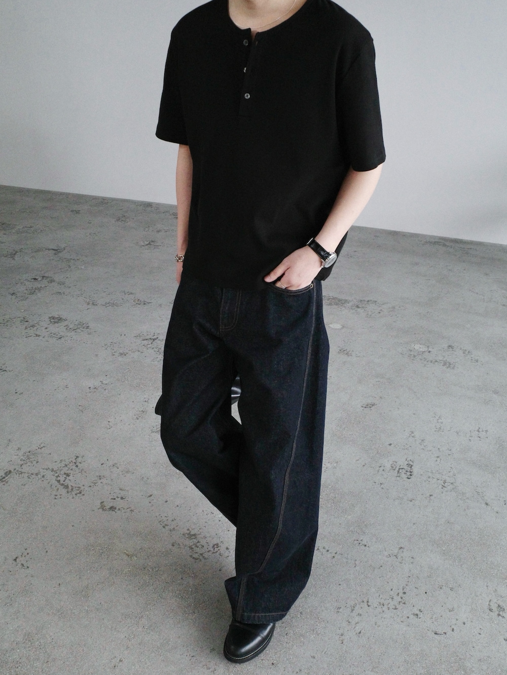 ブラック系のTシャツ/カットソー、ブルー系のデニムパンツ、ブラック系のショルダーバッグを着用したメンズの夏コーディネートの2枚目の写真