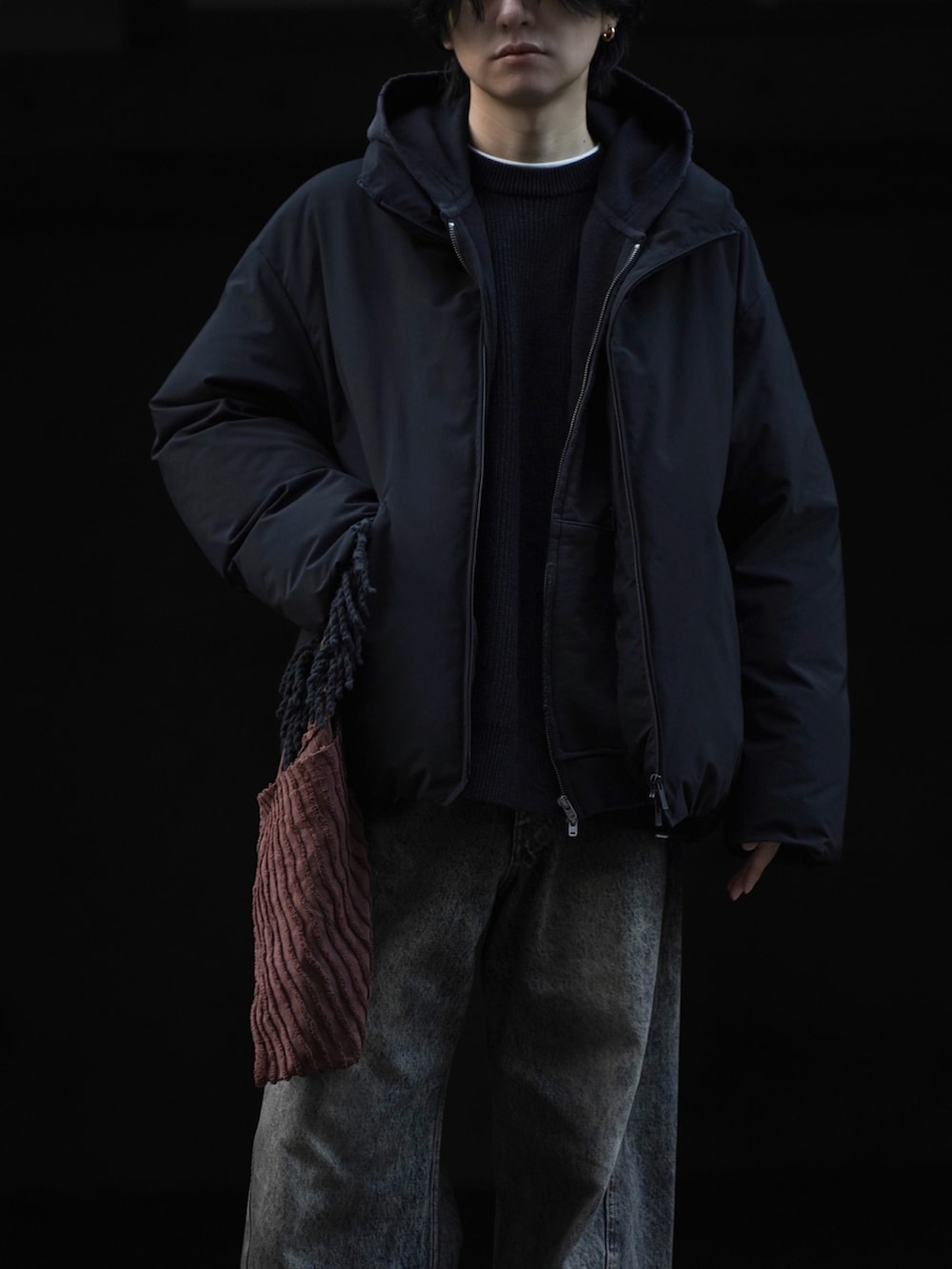 ブラック系のダウンジャケット/コート、ブラック系のパーカー、グレー系のニット/セーターを着用したメンズの冬コーディネートの4枚目の写真