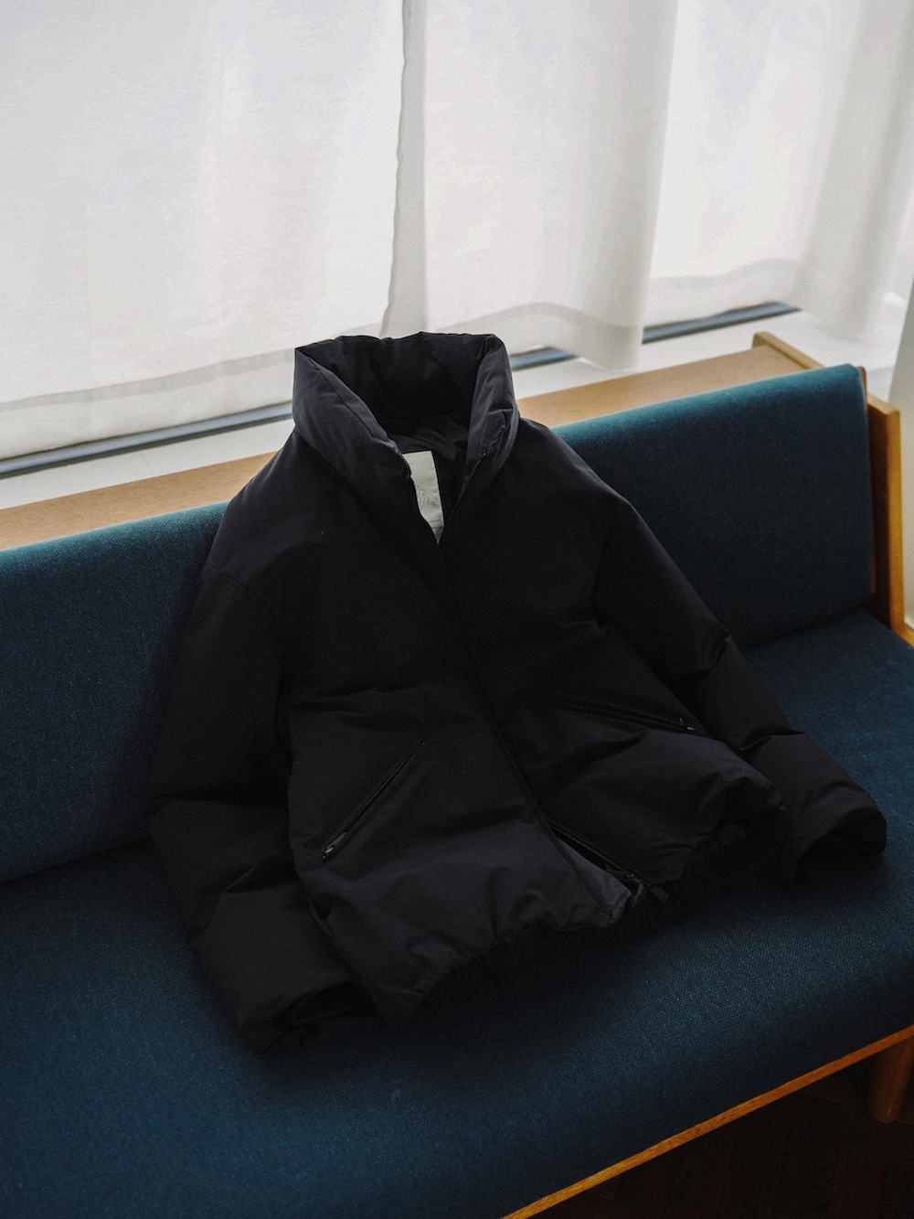 ブラック系のダウンジャケット/コート、ブラック系のデニムパンツ、ブラック系のドレスシューズを着用したメンズの秋コーディネートの4枚目の写真