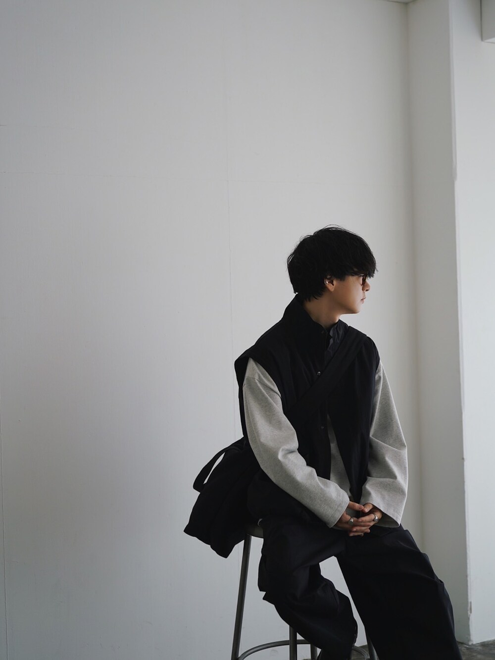 ブラック系のブルゾン、グレー系のTシャツ/カットソー、ブラック系のその他パンツを着用したメンズの秋コーディネートの5枚目の写真