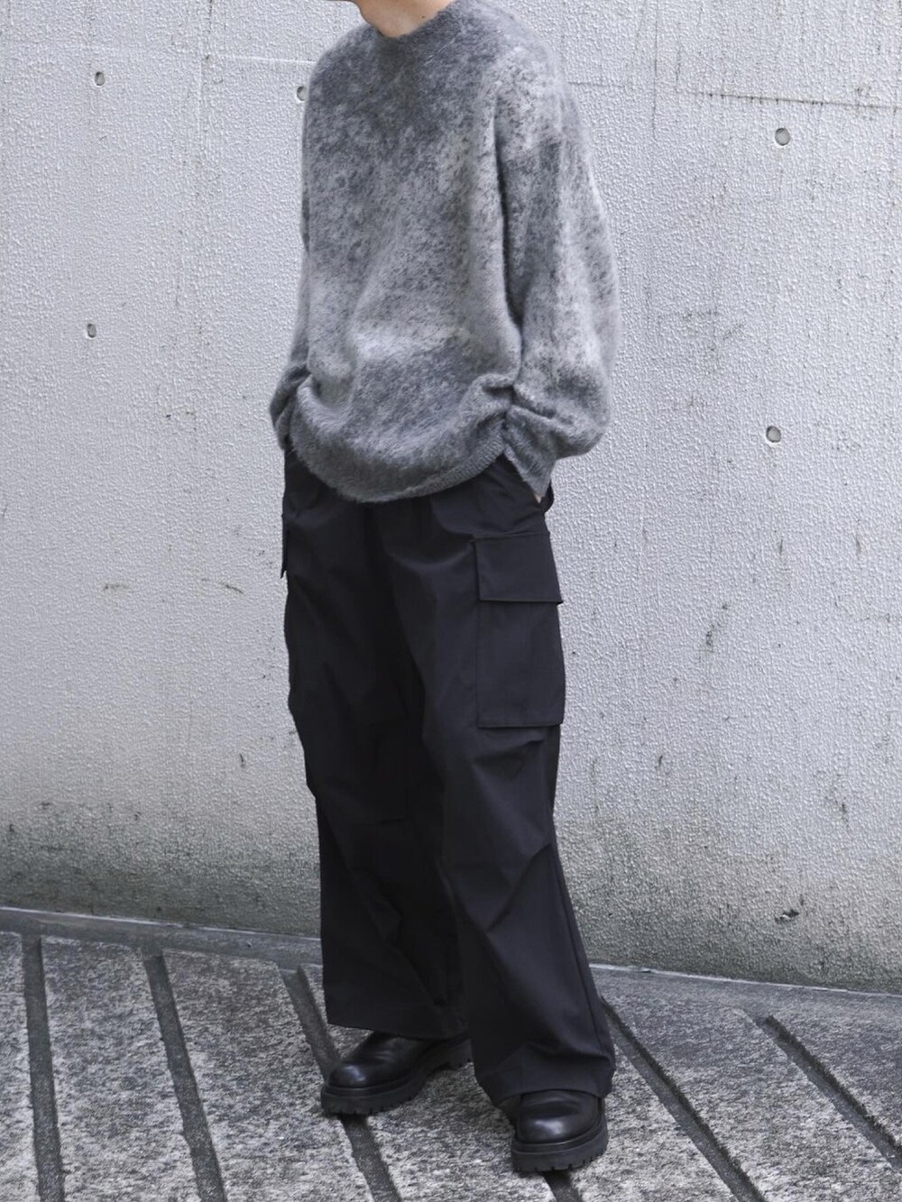 グレー系のニット/セーター、ブラック系のブーツ、シルバー系のピアス(片耳用)を着用したメンズの冬コーディネートの4枚目の写真