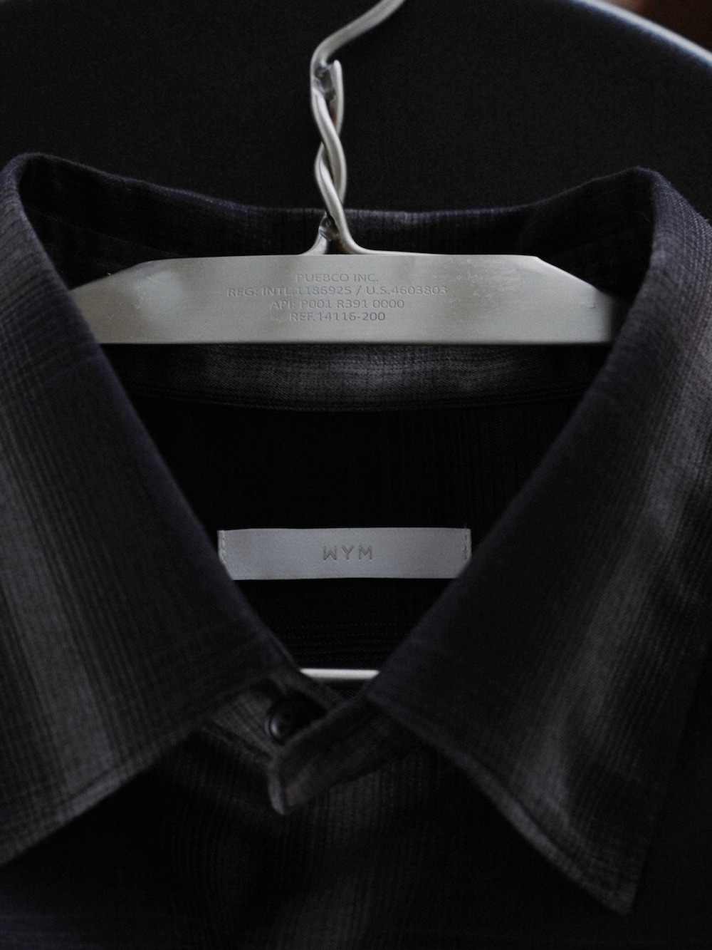 グレー系のシャツ/ブラウス、ブラック系のTシャツ/カットソー、ブラック系のその他パンツを着用したメンズの秋コーディネートの4枚目の写真