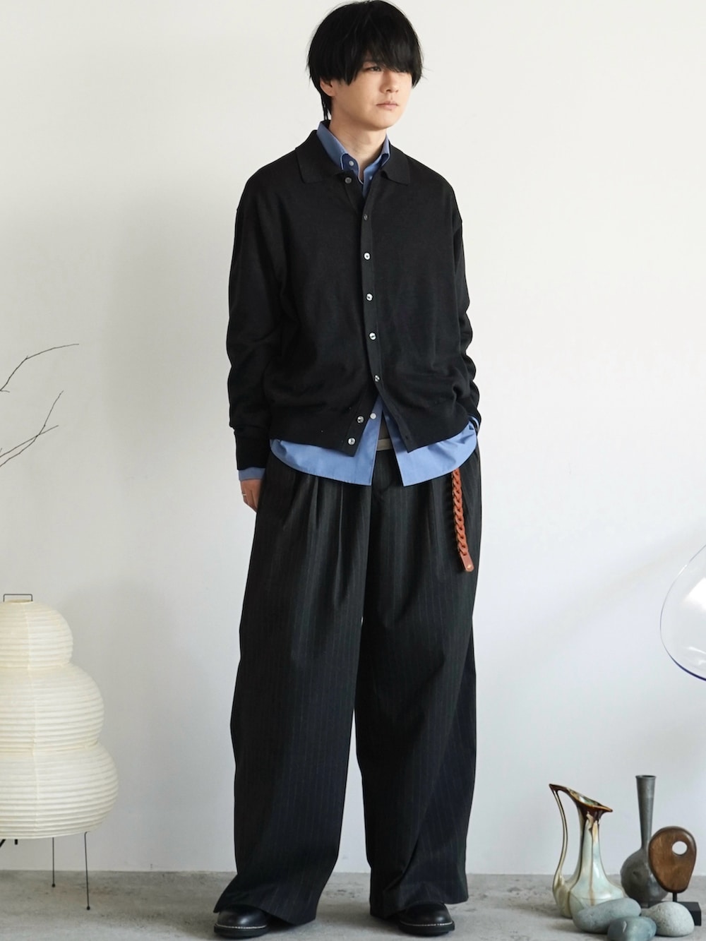 グレー系のシャツ/ブラウス、ブルー系のシャツ/ブラウス、グレー系のスラックスを着用したメンズの秋コーディネートの3枚目の写真