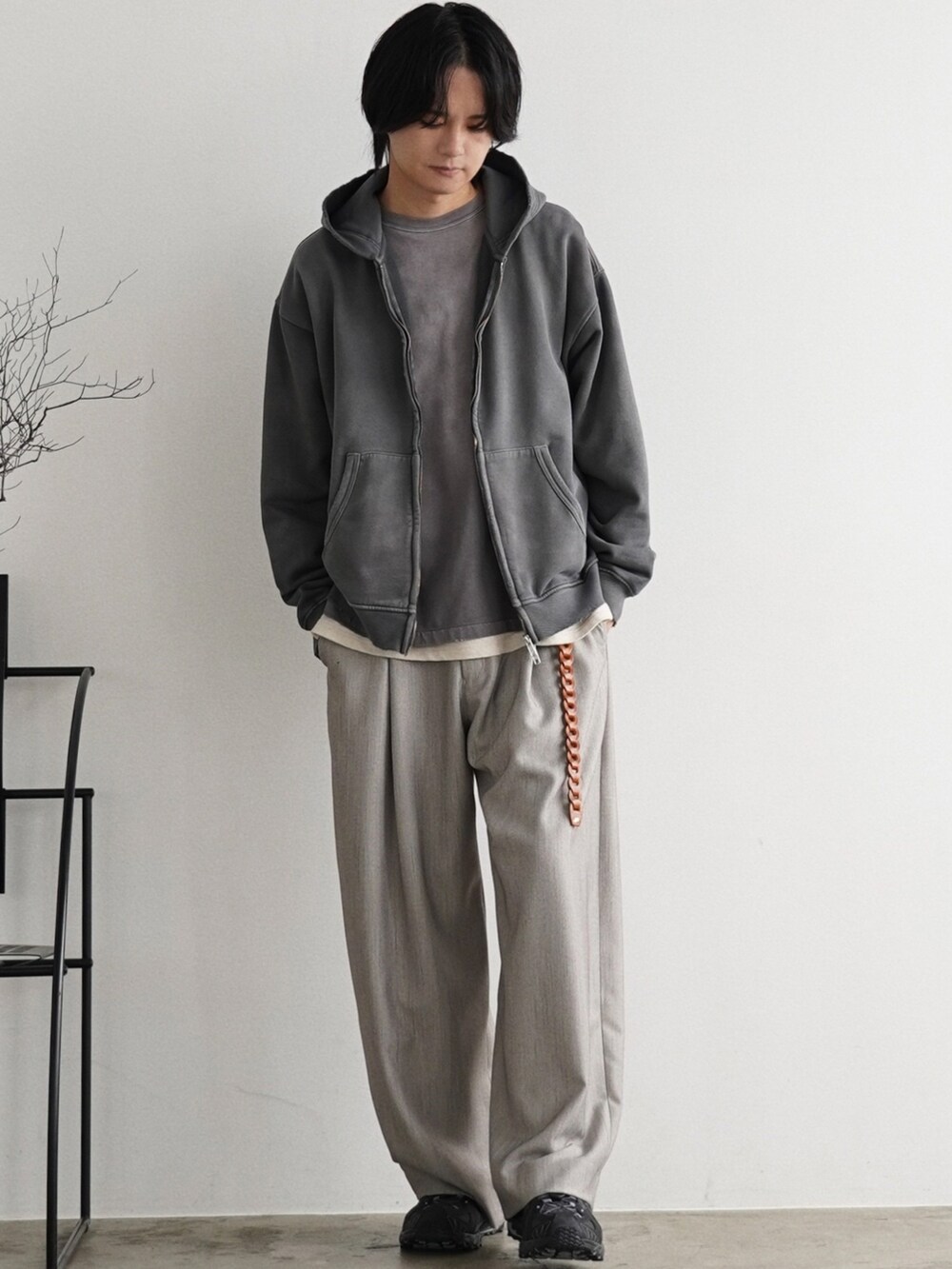 「秋っぽコーデ更新中、レイヤードスタイル、メンズファッション、プチプラ、プチプラコーデ、スラックス、スニーカー、ビッグシルエット、オーバーサイズ、パーカー、デートコーデ、休日スタイル、秋コーデ、秋服、スニーカーコーデ」｜「WYM LIDNMのVINTAGE FADED ZIP PARKA（パーカー、グレー系）」を使った、げんじさん（メンズ・175cm）の秋コーディネートの2枚目の写真