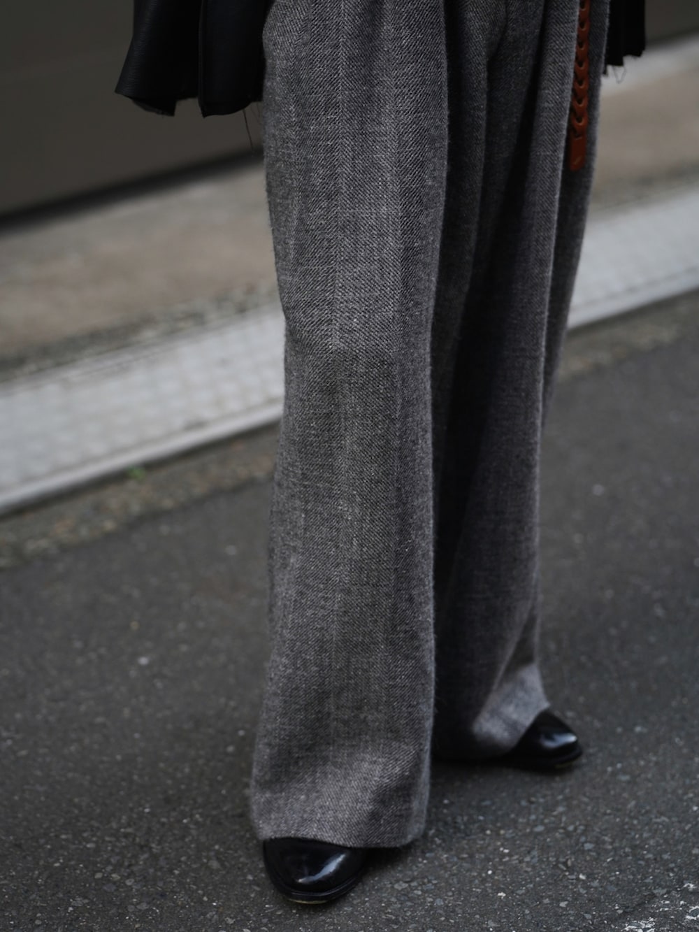 ブラック系のジャケット/アウター、ブラック系のブルゾン、グレー系のその他パンツを着用したメンズの秋コーディネートの4枚目の写真