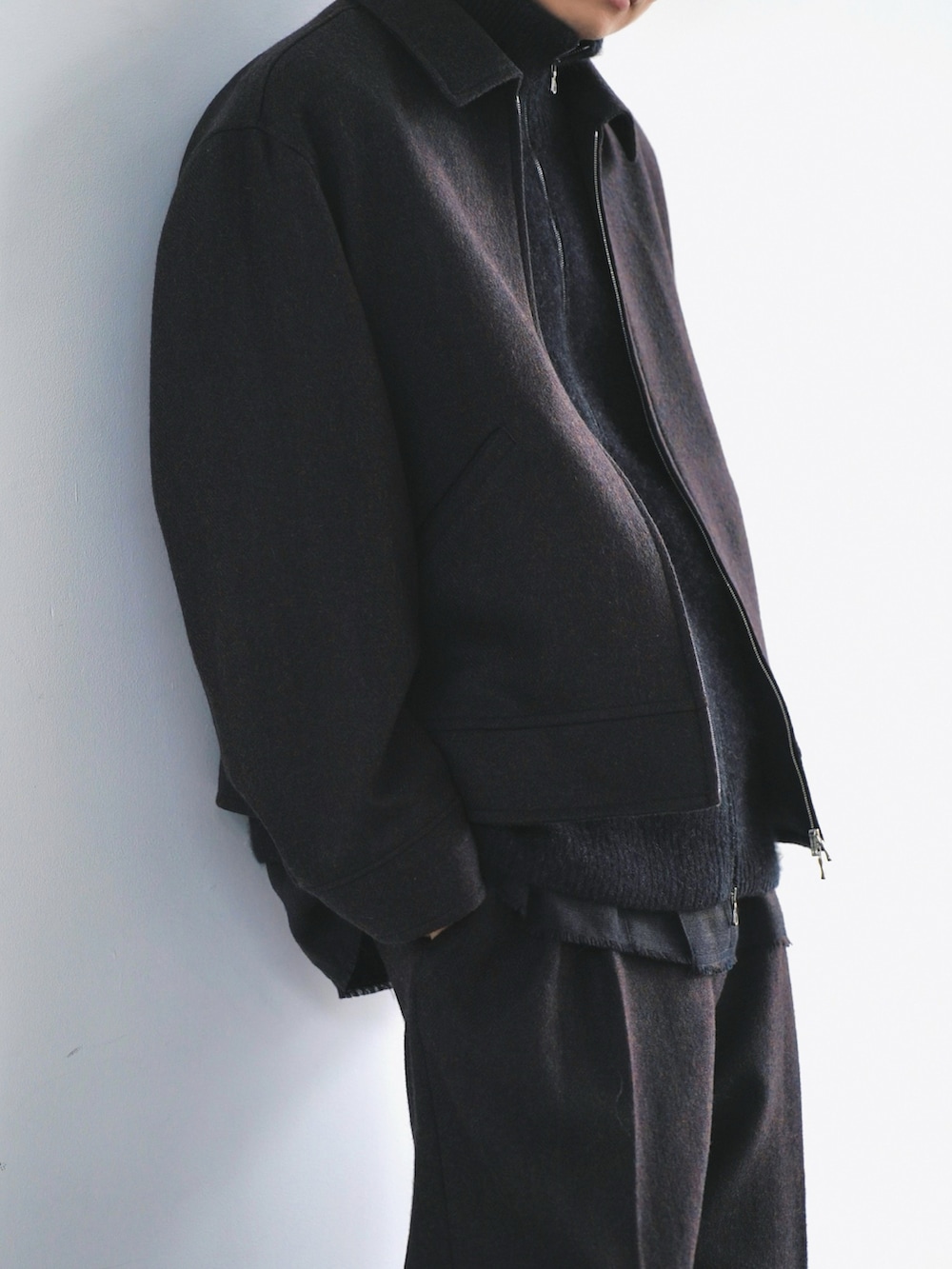 ブラウン系のブルゾン、ブラック系のベスト、ブラウン系のシャツ/ブラウスを着用したメンズの冬コーディネートの2枚目の写真