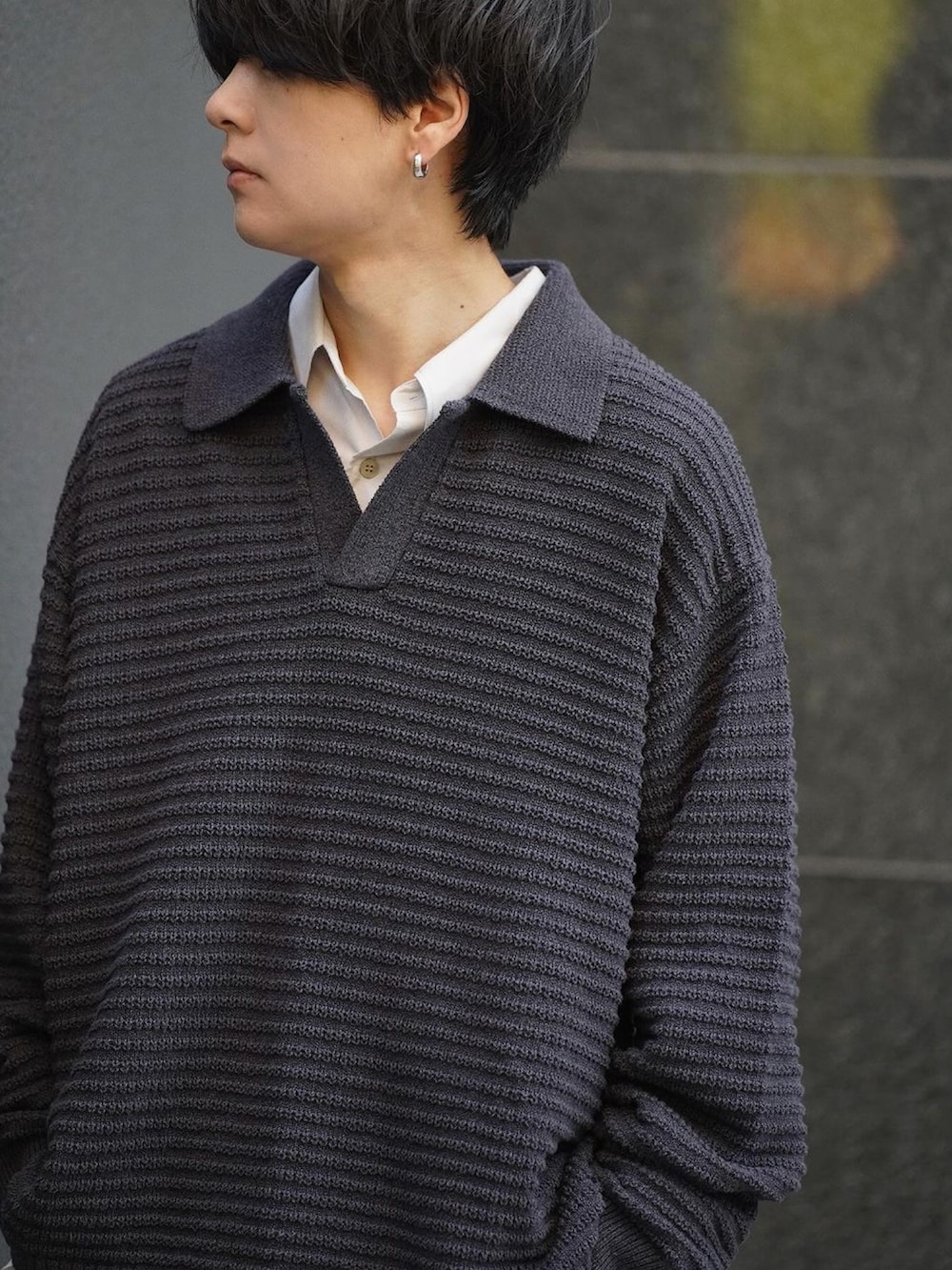 グレー系のシャツ/ブラウス、その他のデニムパンツ、ブラック系のシューズを着用したメンズの冬コーディネートの4枚目の写真