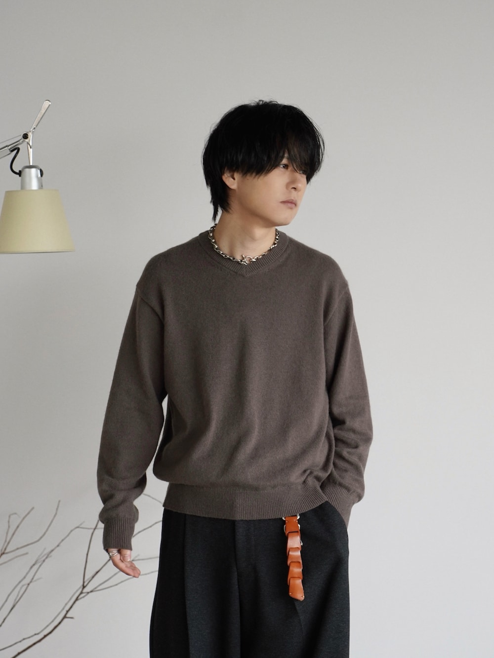 ブラック系のドレスシューズ、ブラウン系のニット/セーター、グレー系のスラックスを着用したメンズの秋コーディネートの3枚目の写真