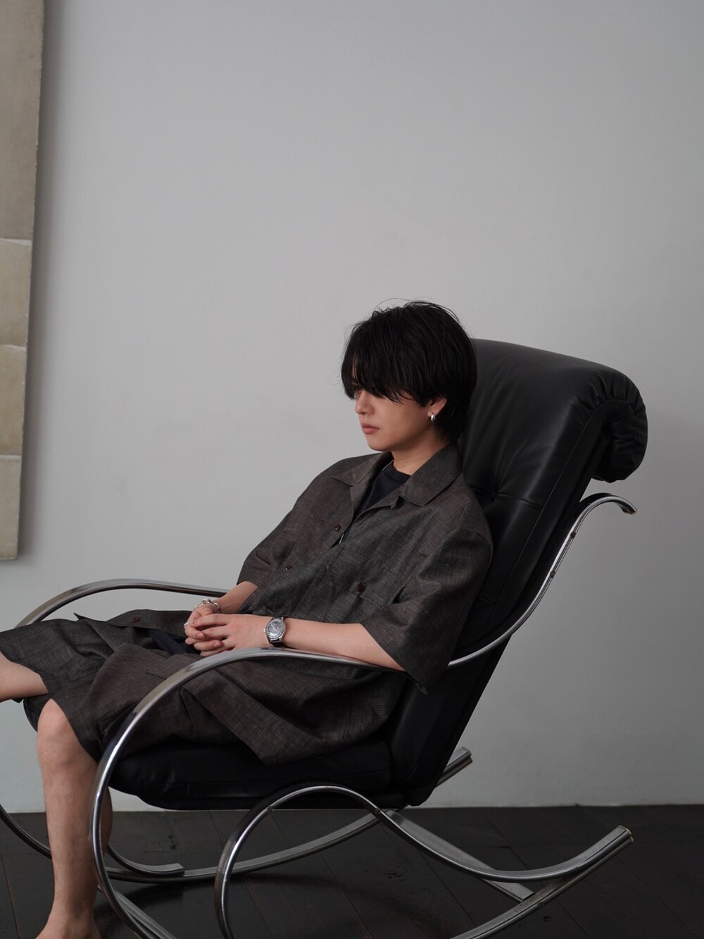 ブラウン系のシャツ/ブラウス、ブラック系のTシャツ/カットソー、ブラウン系のカーゴパンツを着用したメンズの夏コーディネートの2枚目の写真