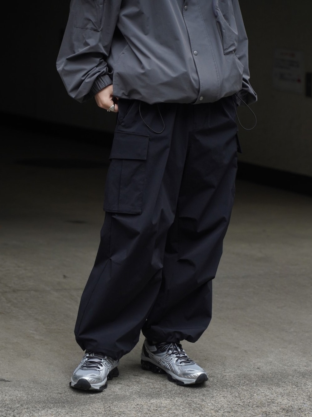 グレー系のジャケット/アウター、ブルー系のスウェット、ブラック系のカーゴパンツを着用したメンズの春コーディネートの4枚目の写真