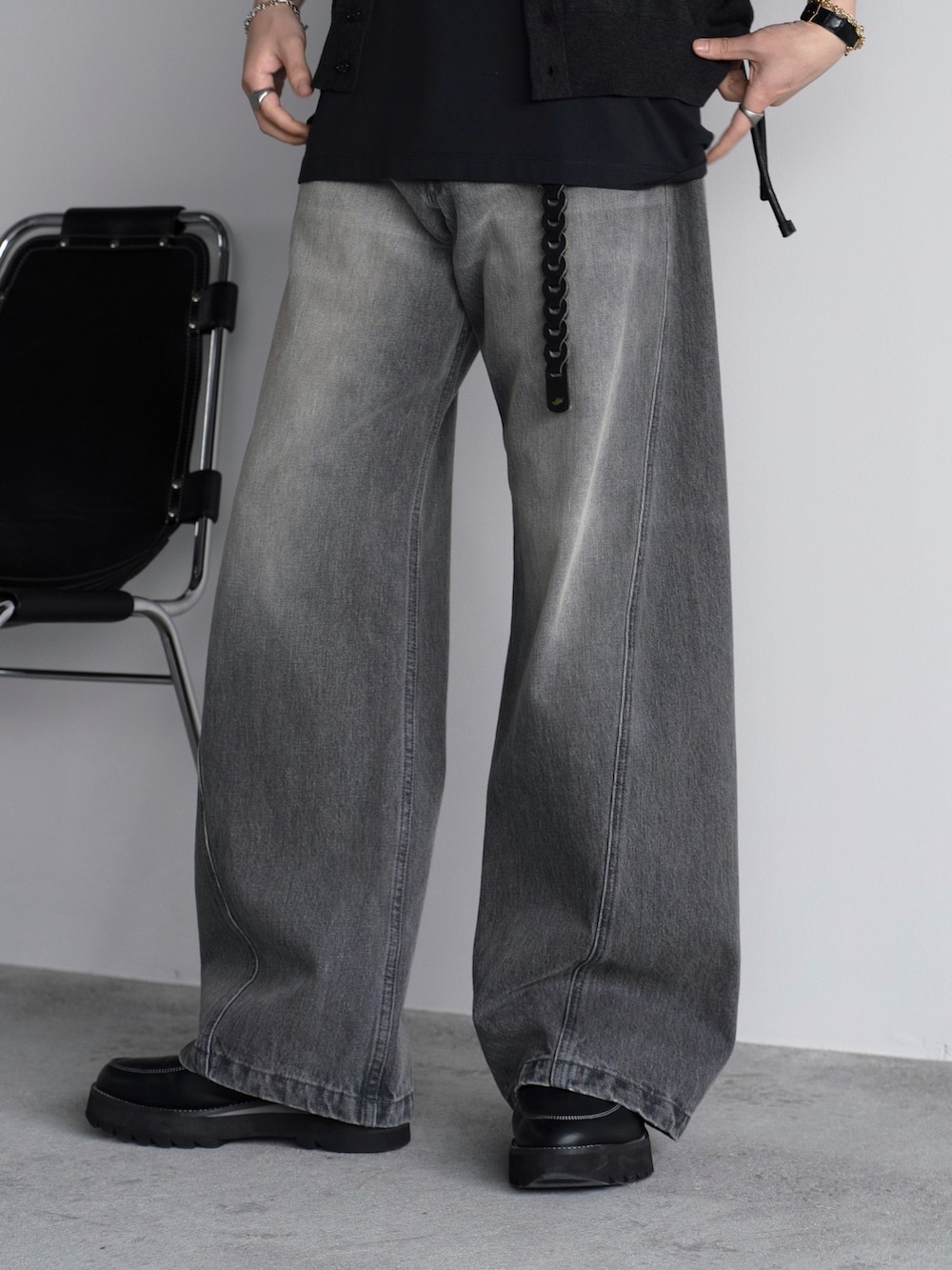 「プチプラ、プチプラコーデ、ニット、デニム、デニムパンツ、革靴、厚底シューズ、レイヤードスタイル、シルバーアクセサリー、デートコーデ、休日スタイル、お出かけコーデ、きれいめカジュアル、大人カジュアル、メンズコーデ」｜「WYM LIDNMのT/C BASIC HALF SLEEVE KNIT SHIRT（シャツ/ブラウス、グレー系）」を使った、げんじさん（メンズ・175cm）の春コーディネートの2枚目の写真