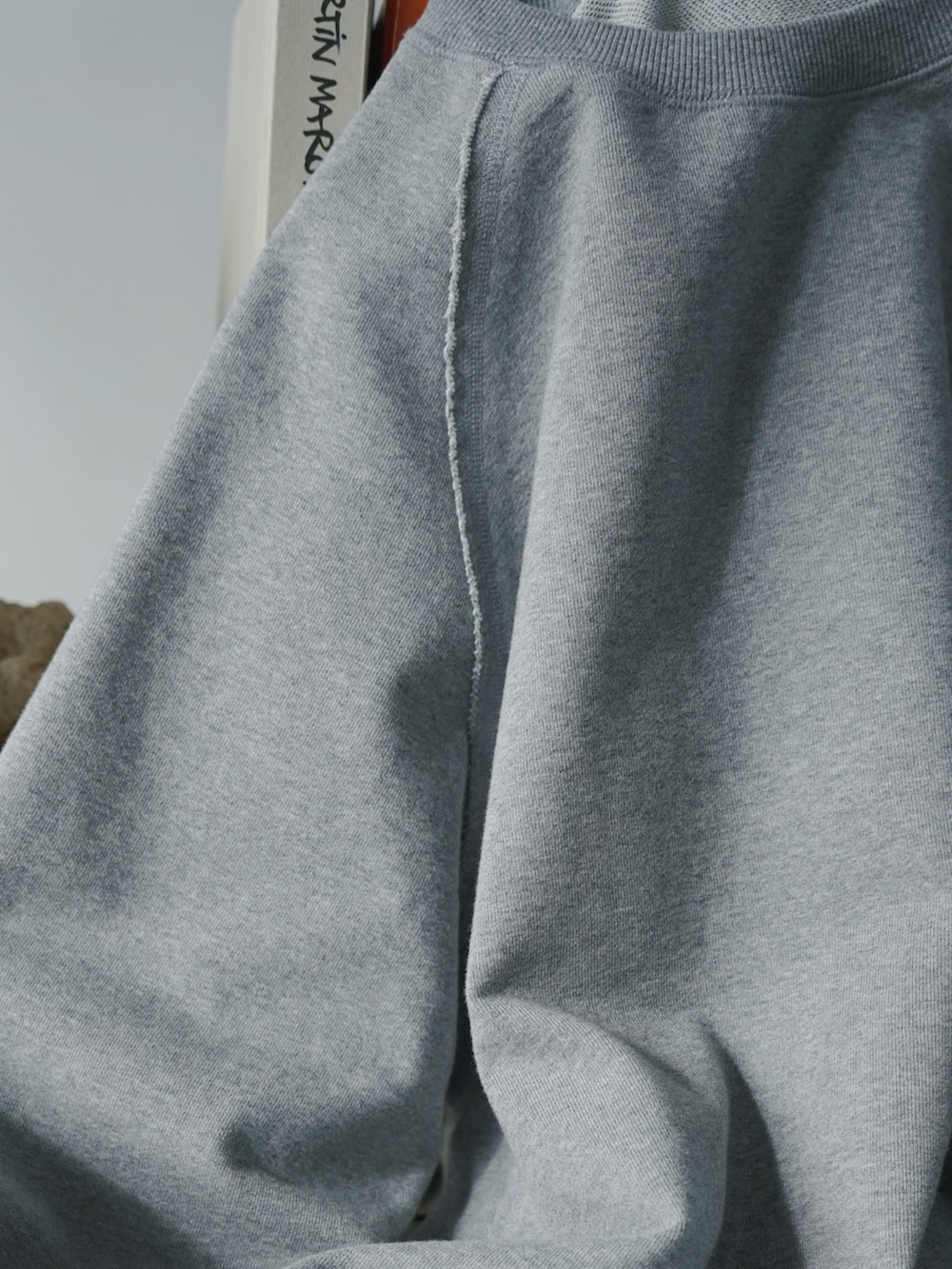 グレー系のスウェット、ホワイト系のシャツ/ブラウス、グリーン系のカーゴパンツを着用したメンズの冬コーディネートの4枚目の写真