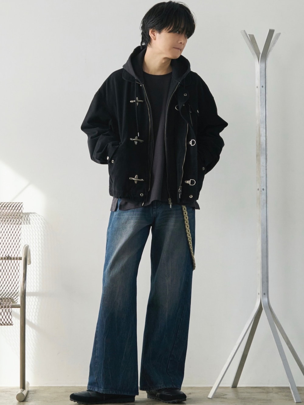 グレー系のTシャツ/カットソー、ブラック系のシューズ、ブラック系のパーカーを着用したメンズの冬コーディネートの2枚目の写真