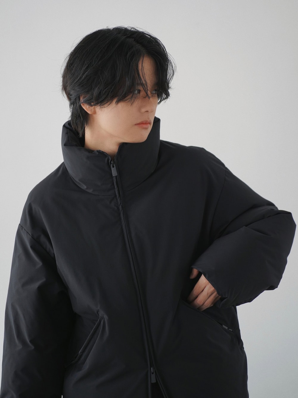 ブラック系のダウンジャケット/コート、ブラック系のデニムパンツ、ブラック系のドレスシューズを着用したメンズの秋コーディネートの3枚目の写真