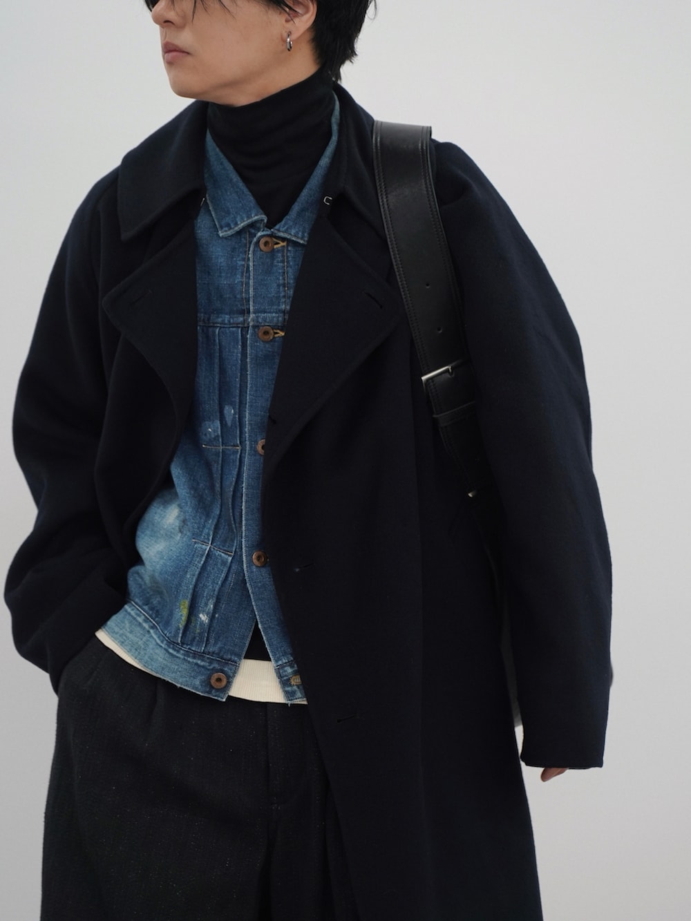 ブラック系のドレスシューズ、ブルー系のジャケット/アウター、ブルー系のジャケット/アウターを着用したメンズの冬コーディネートの3枚目の写真