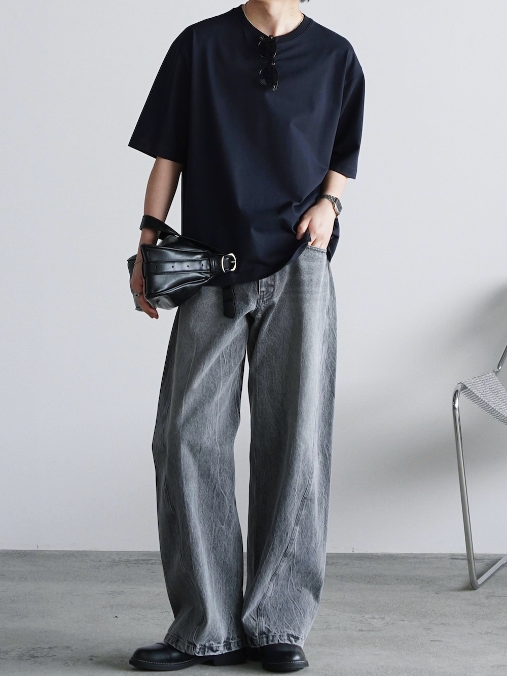 ブルー系のTシャツ/カットソー、グレー系のデニムパンツ、ブラック系のショルダーバッグを着用したメンズの春コーディネートの3枚目の写真