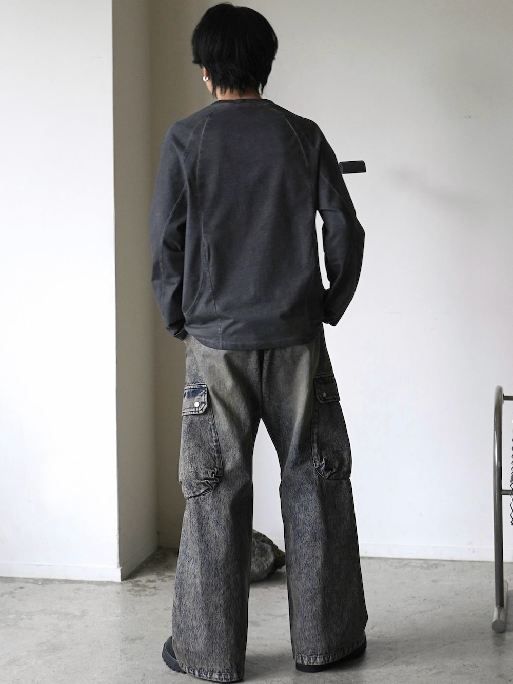 グレー系のブルゾン、グレー系のTシャツ/カットソー、ブルー系のデニムパンツを着用したメンズの春コーディネートの3枚目の写真