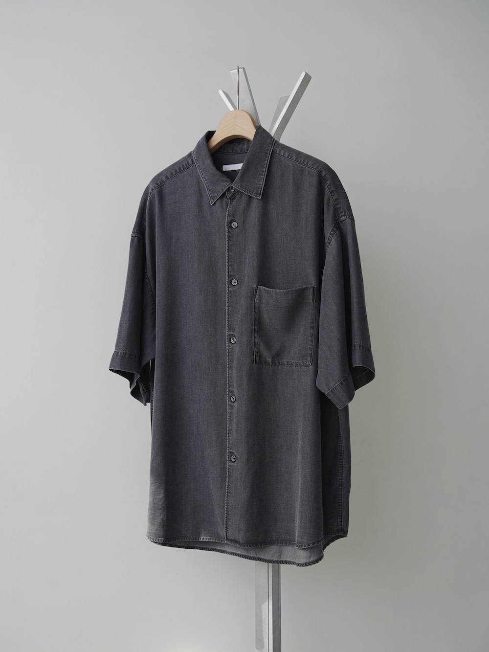 グレー系のシャツ/ブラウス、ブラウン系のシューズ、シルバー系のピアス（片耳用）を着用したメンズの夏コーディネートの3枚目の写真