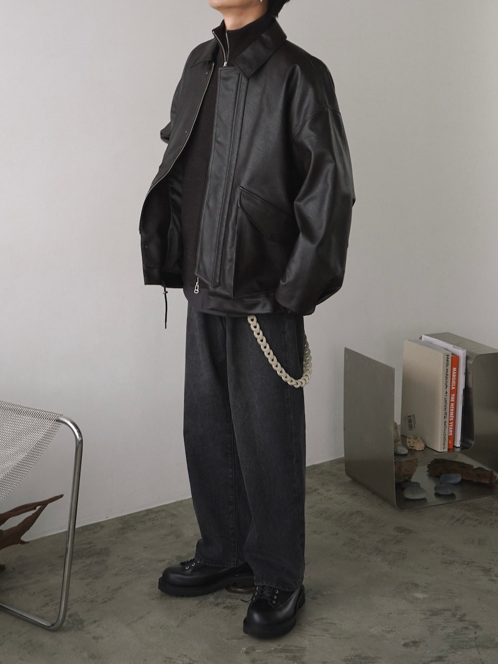 ブラック系のブルゾン、ブラウン系のカーディガン/ボレロ、グレー系のTシャツ/カットソーを着用したメンズの冬コーディネートの3枚目の写真