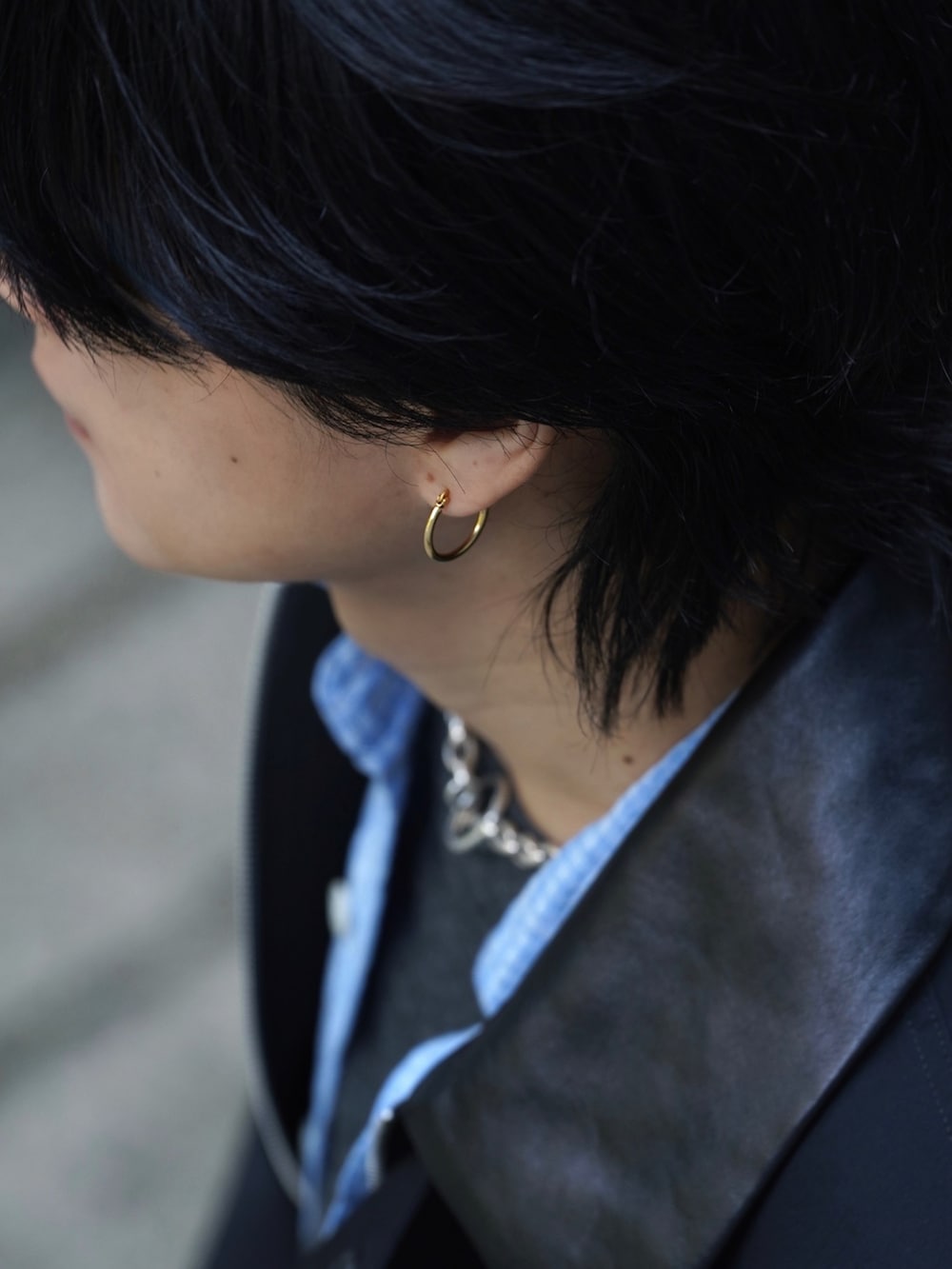 ブラック系のジャケット/アウター、グレー系のTシャツ/カットソー、グレー系のデニムパンツを着用したメンズの春コーディネートの5枚目の写真