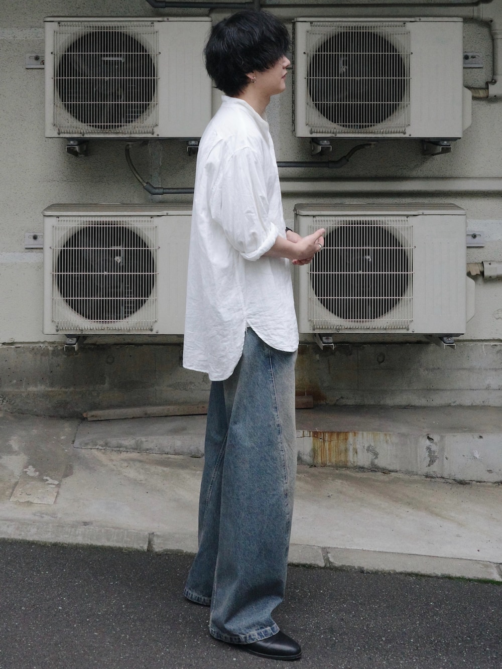 ブルー系のデニムパンツ、ブラック系のシューズ、シルバー系のネックレスを着用したメンズの夏コーディネートの2枚目の写真