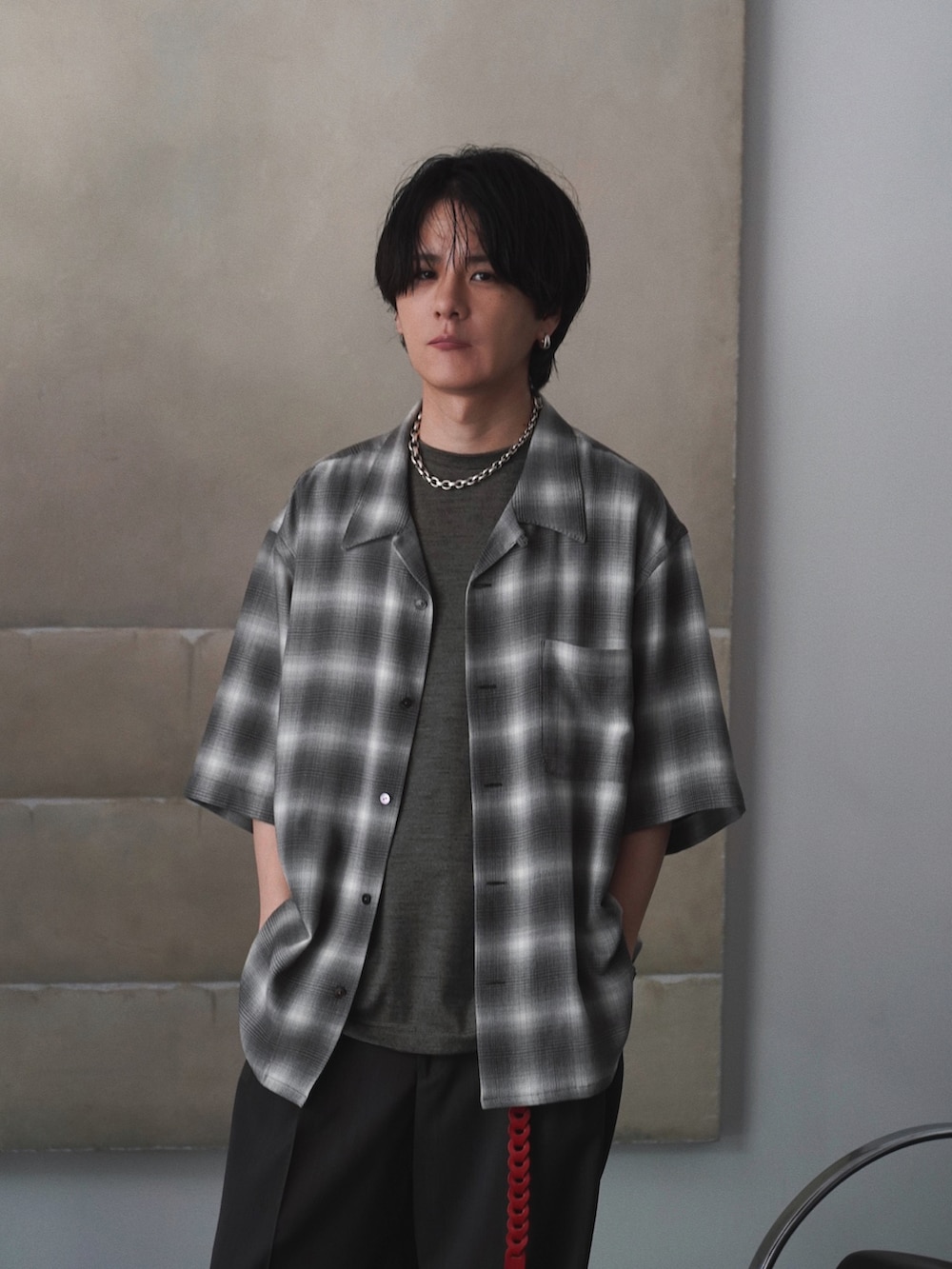 グレー系のシャツ/ブラウス、イエロー系のTシャツ/カットソー、ブラウン系のスラックスを着用したメンズの夏コーディネートの2枚目の写真