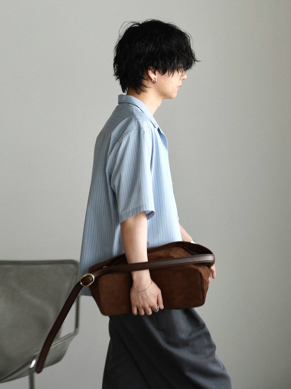 その他のシャツ/ブラウス、ホワイト系のタンクトップ、グレー系のスラックスを着用したメンズの春コーディネートの4枚目の写真
