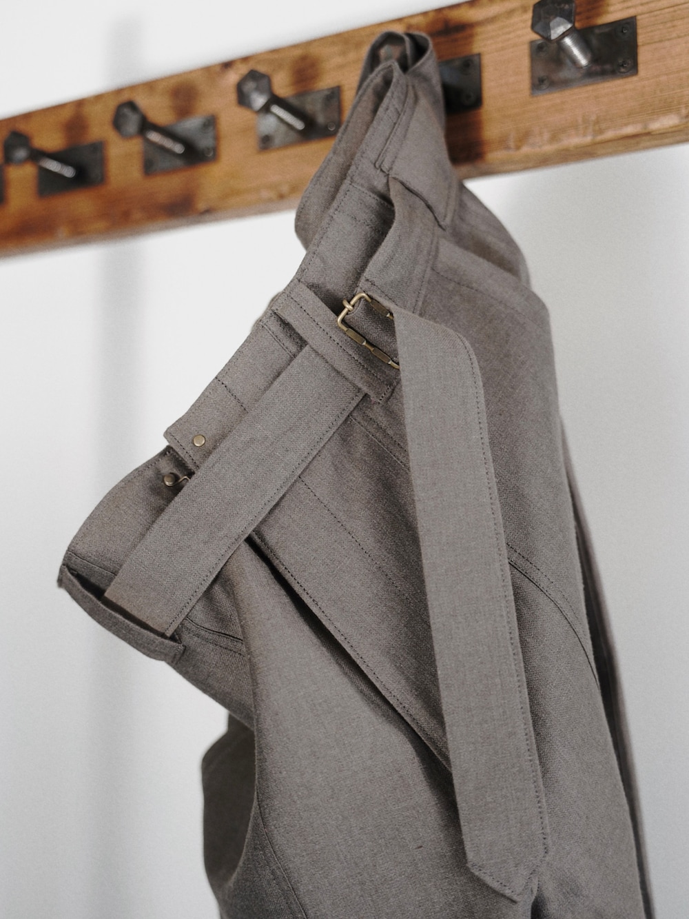 グリーン系のカーゴパンツ、ブラック系のブーツ、ブラック系のデニムジャケットを着用したメンズの冬コーディネートの5枚目の写真