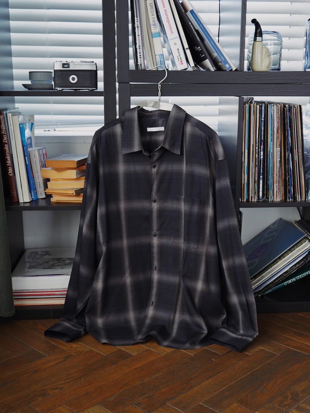 グレー系のシャツ/ブラウス、ブラック系のTシャツ/カットソー、ブラック系のその他パンツを着用したメンズの秋コーディネートの3枚目の写真