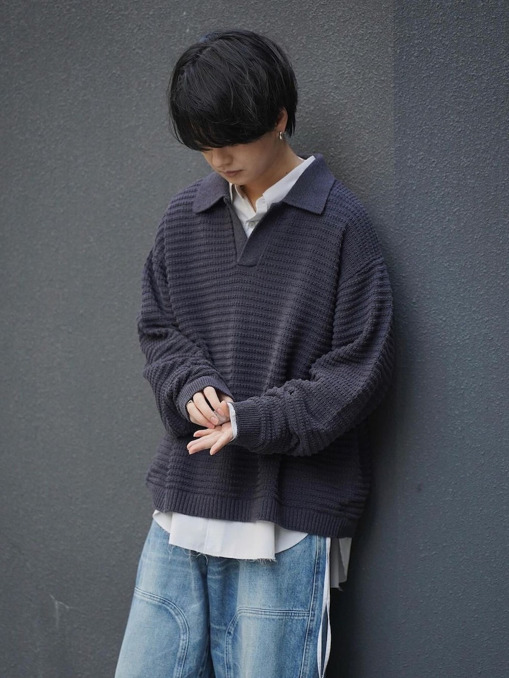 グレー系のシャツ/ブラウス、その他のデニムパンツ、ブラック系のシューズを着用したメンズの冬コーディネートの3枚目の写真