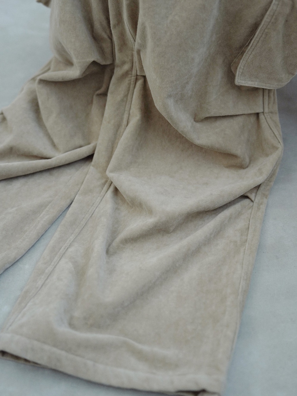 ブラック系のテーラードジャケット、グレー系のシャツ/ブラウス、ベージュ系のカーゴパンツを着用したメンズの夏コーディネートの5枚目の写真